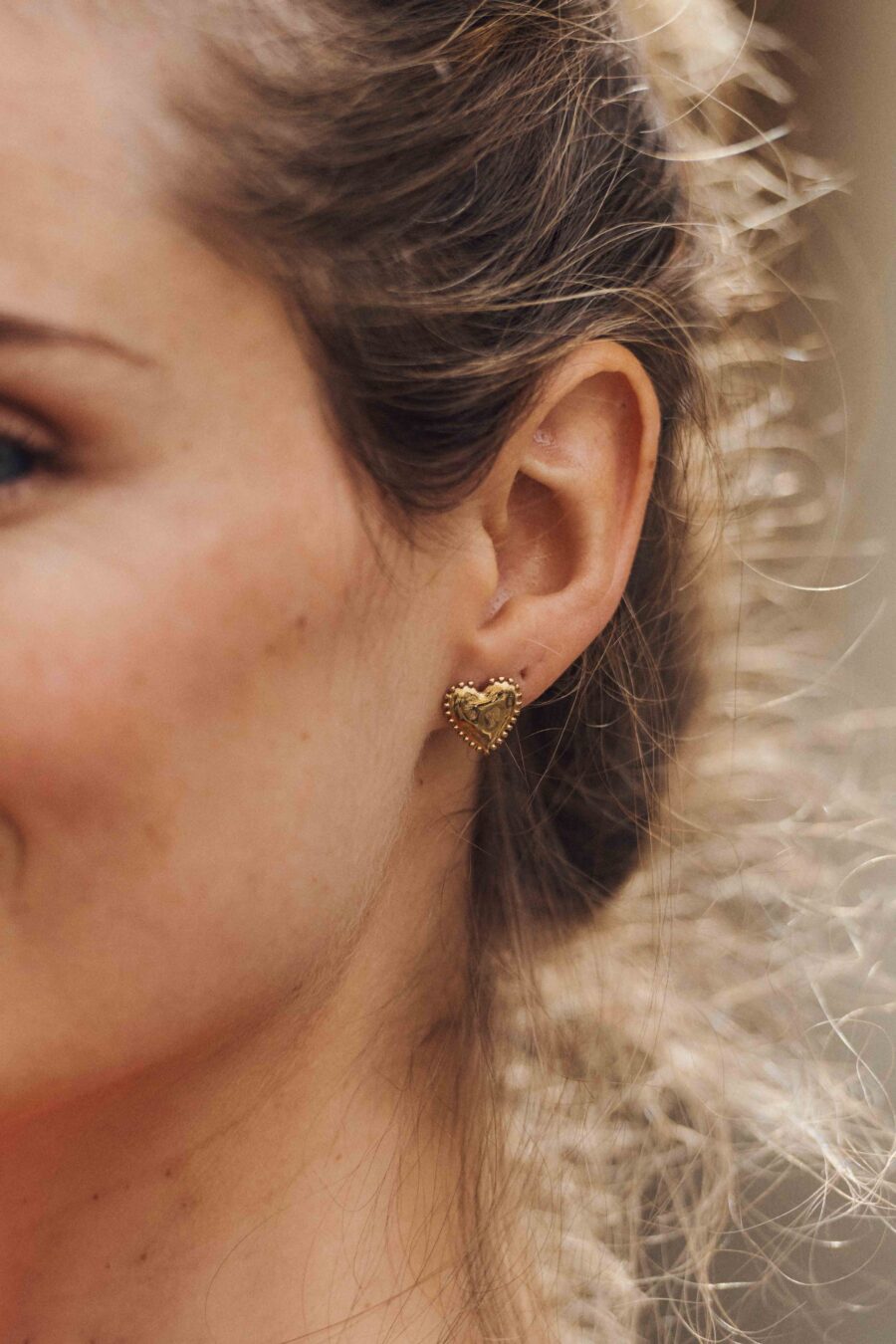 Sahoma | Boucles d’oreilles Aïda en forme de coeur doré | effet martelé