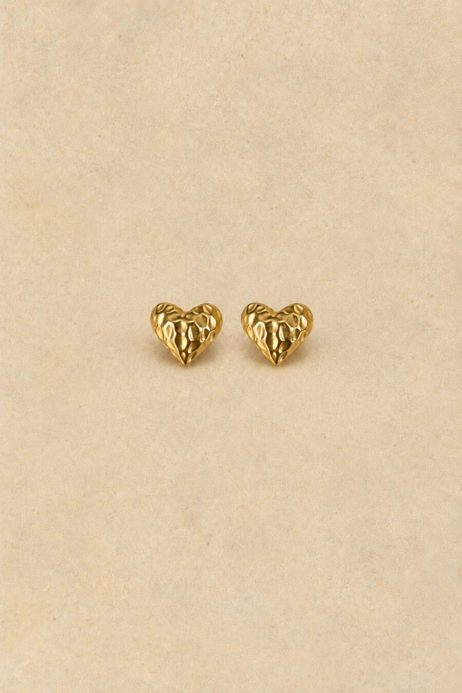 Sahoma | Boucles d’oreilles puces Anella en forme de coeur doré | effet martelé