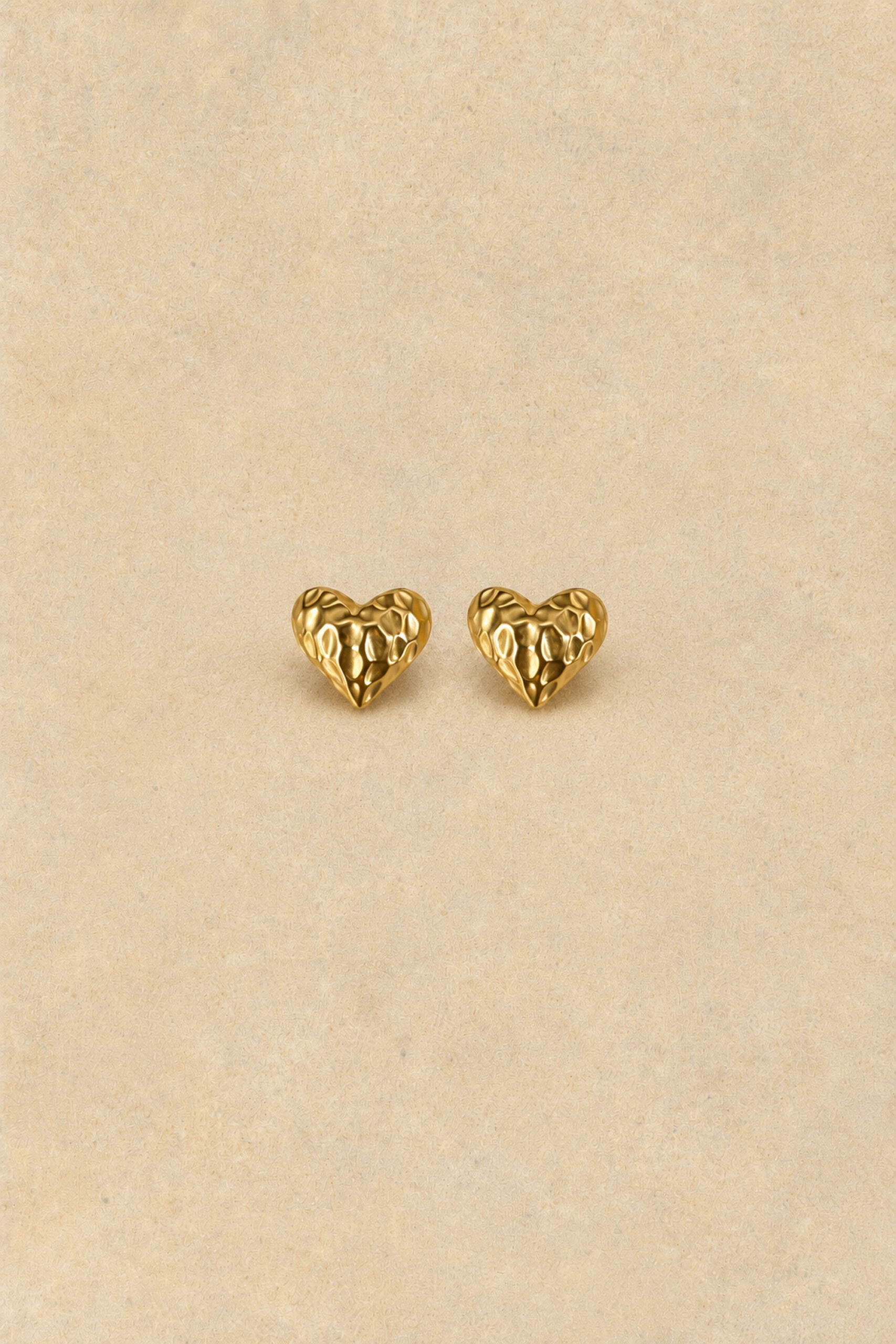 Sahoma | Boucles d’oreilles puces Anella en forme de coeur doré | effet martelé