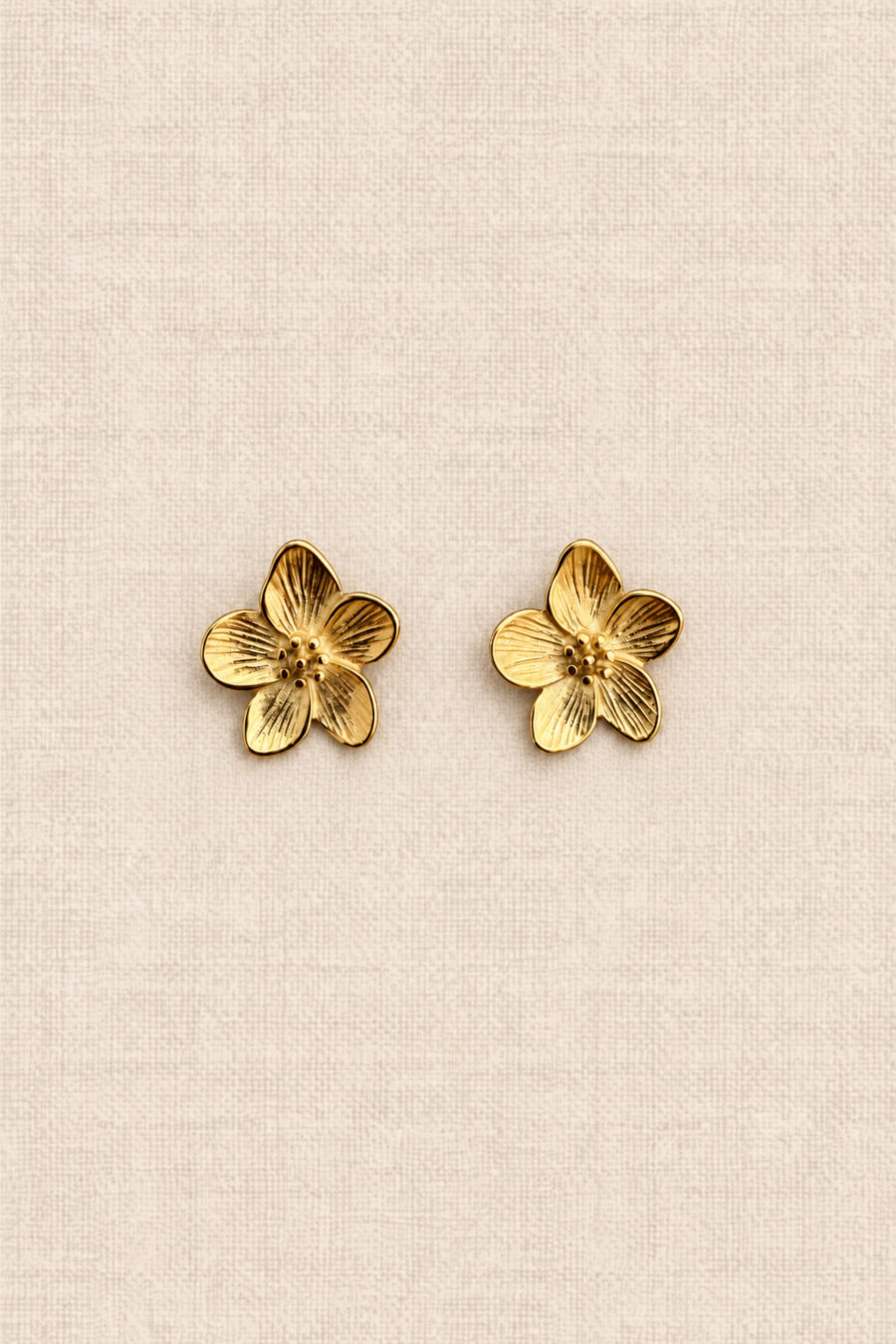 Boucles d’oreilles femme en forme de fleur à pétales dorées en relief | Sahoma