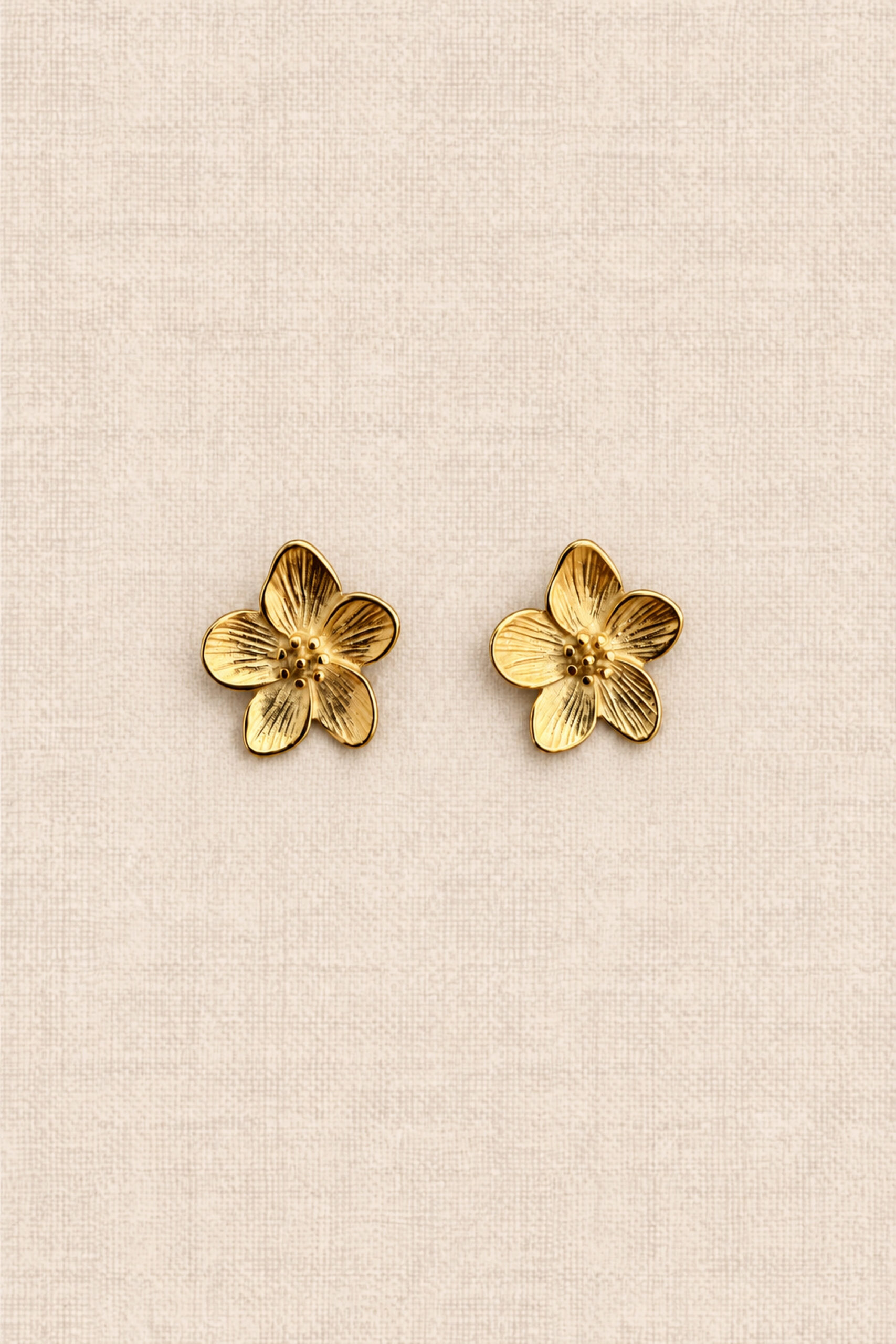 boucles-oreilles-leolia-dorees-packshot-sahoma Boucles d’oreilles femme en forme de fleur à pétales dorées en relief | Sahoma