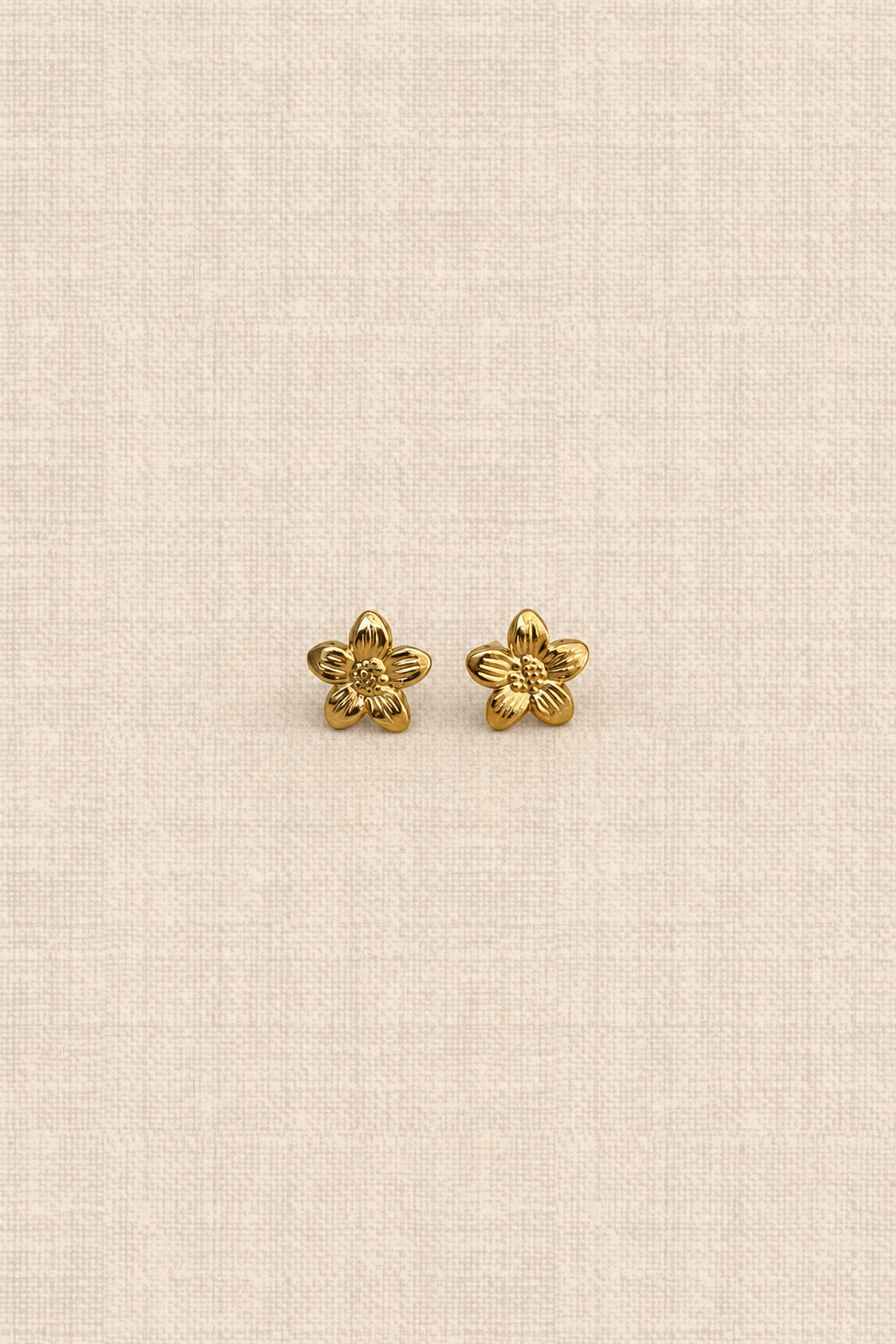 boucles-oreilles-vinnie-dorees-packshot-sahoma-3 Boucles d’oreilles femme puces forme fleur | Sahoma
