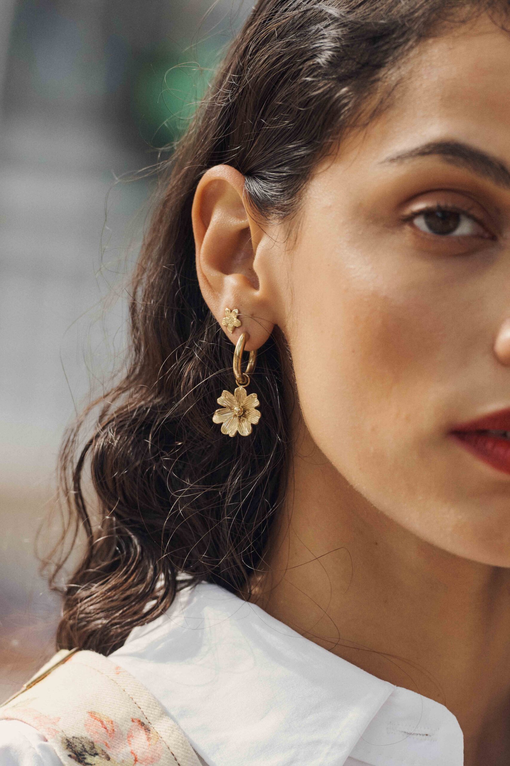 boucles-oreilles-vinnie-dorees-sahoma-2 Boucles d’oreilles femme puces forme fleur | Sahoma