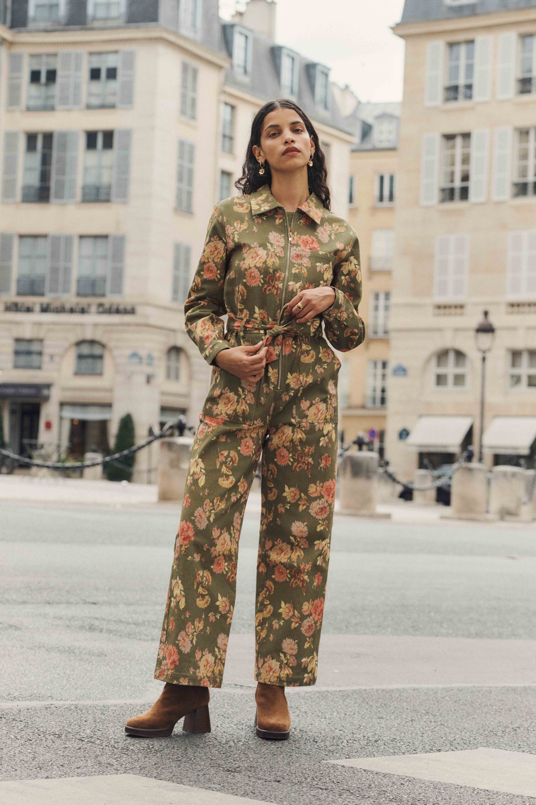 combinaison-alois-kaki-sahoma-1 Combinaison pantalon pour femme en jean vert à imprimé fleuri maxi | col revers et manches longues | Sahoma