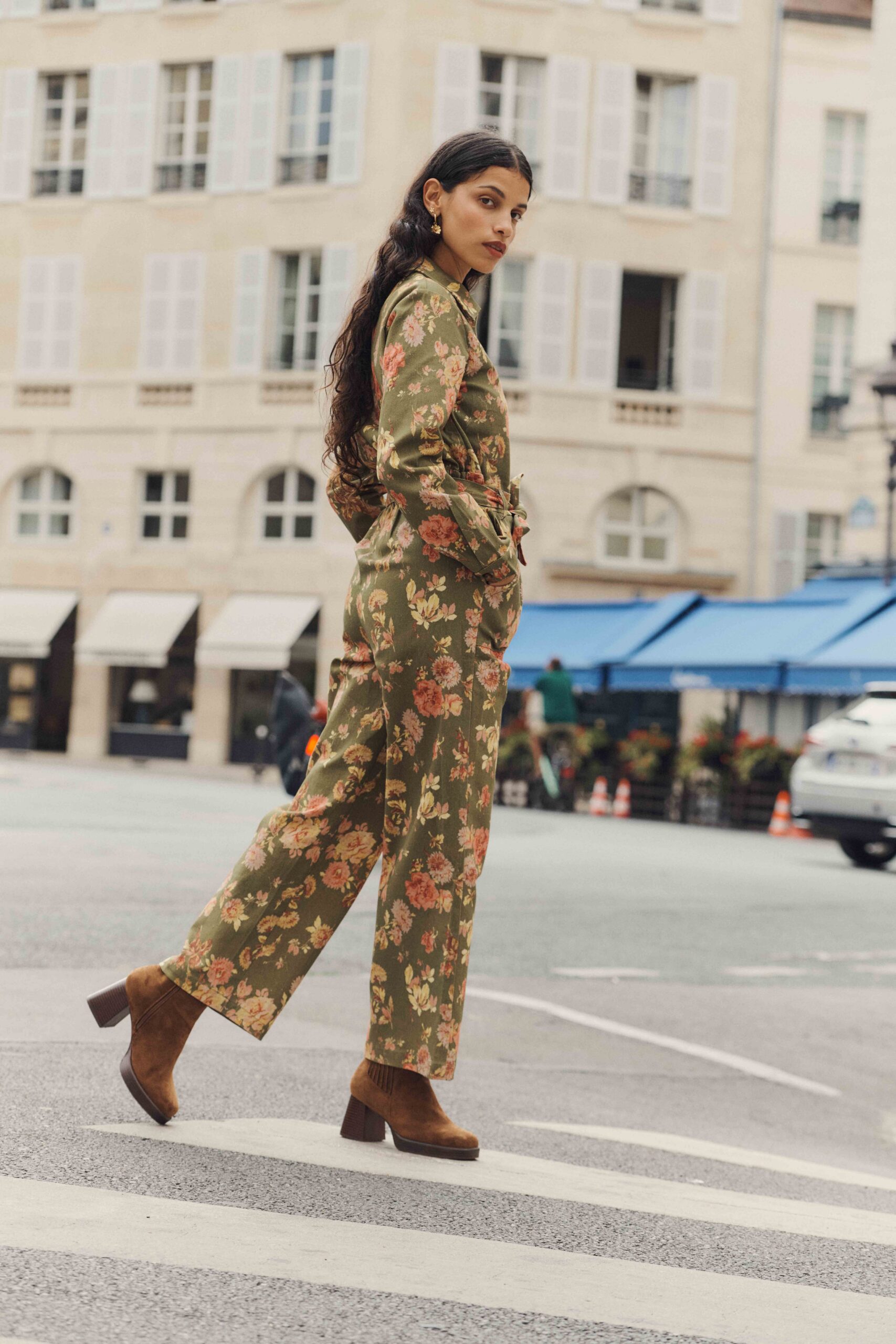 combinaison-alois-kaki-sahoma-3 Combinaison pantalon pour femme en jean vert à imprimé fleuri maxi | col revers et manches longues | Sahoma