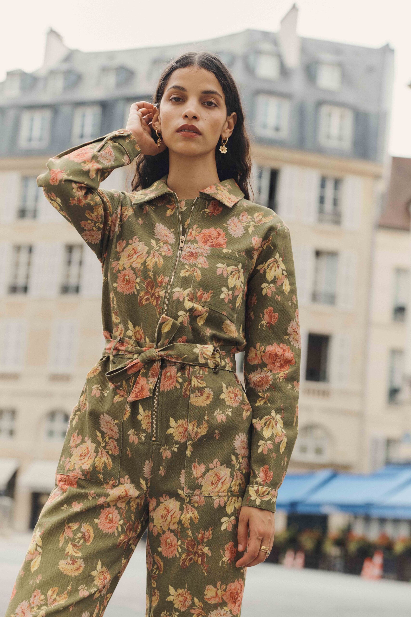 Combinaison pantalon pour femme en jean vert à imprimé fleuri maxi | col revers et manches longues | Sahoma