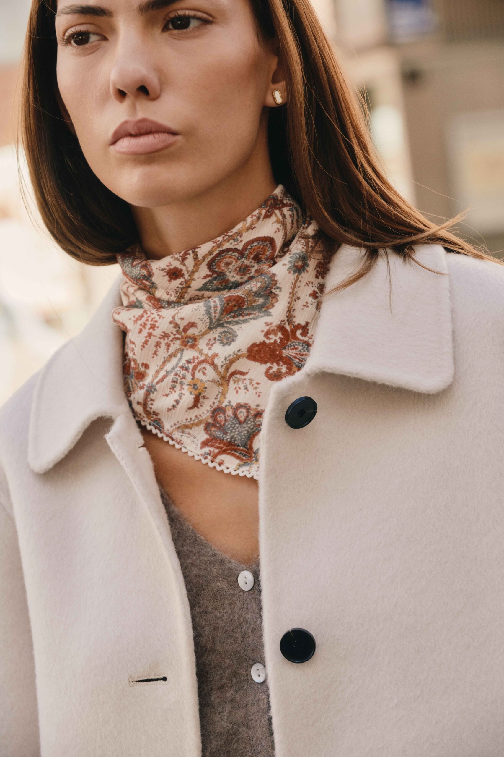 Foulard fluide écru à l'imprimé fleuri rouge | détail fils ondulé | Légèreté et fraîcheur pour l'automne | Sahoma