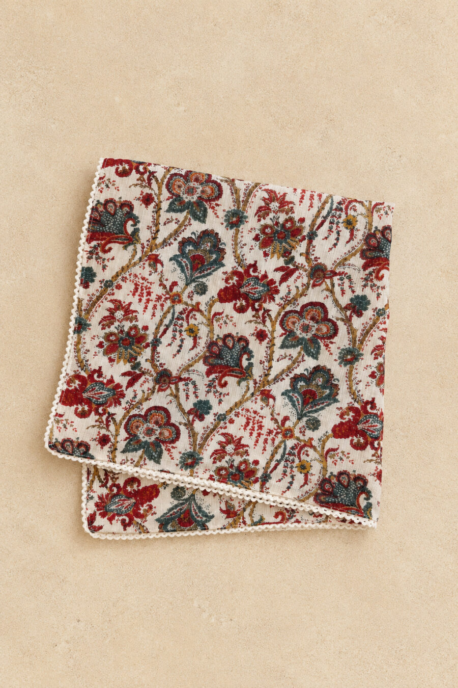 Sahoma | Foulard Adela fluide écru à l'imprimé fleuri rouge | détail fils ondulé