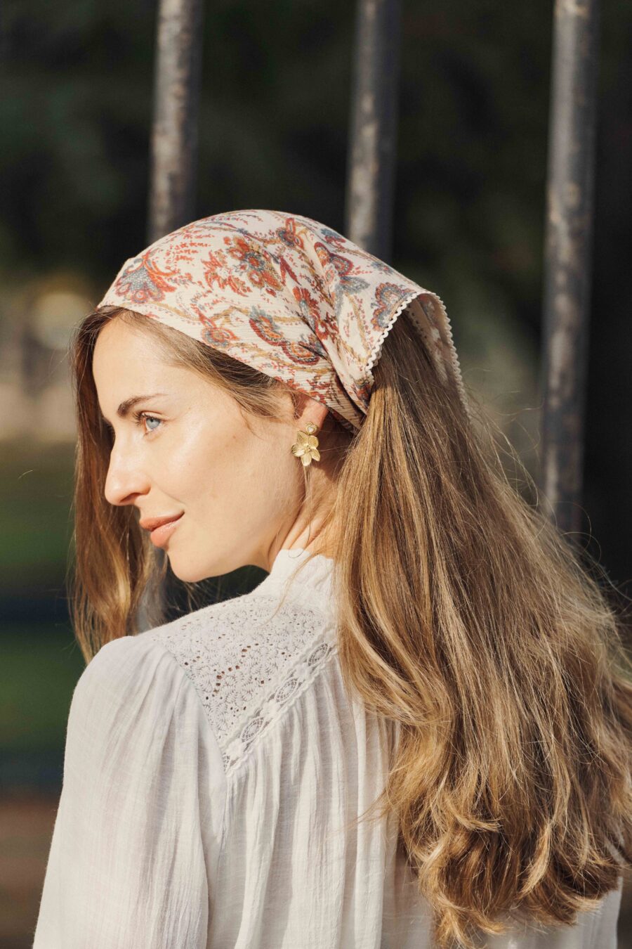 Sahoma | Foulard Adela fluide écru à l'imprimé fleuri rouge | détail fils ondulé