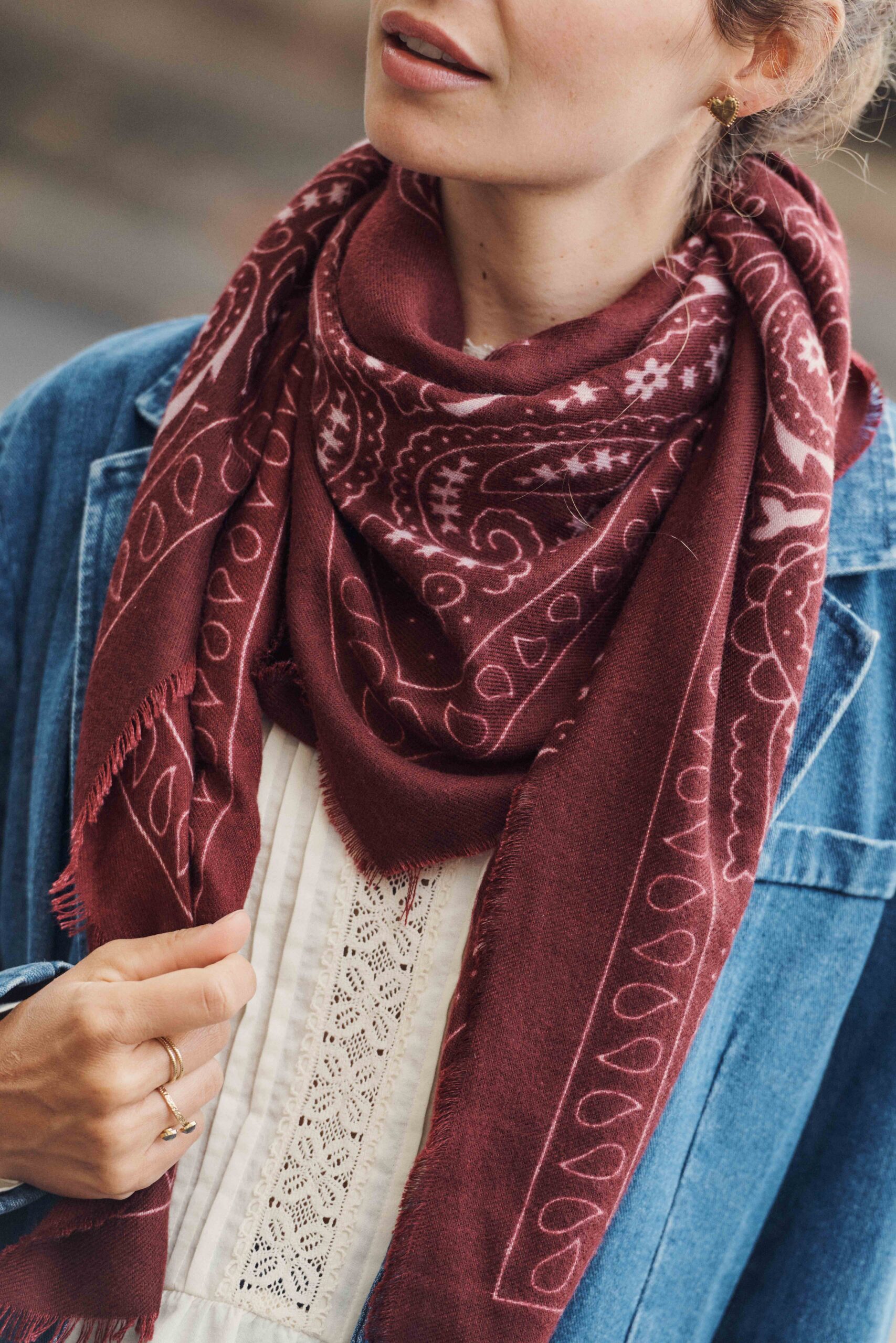 Foulard rouge bordeaux effet pashmina doux | motifs bandana-cahemire | Sahoma
