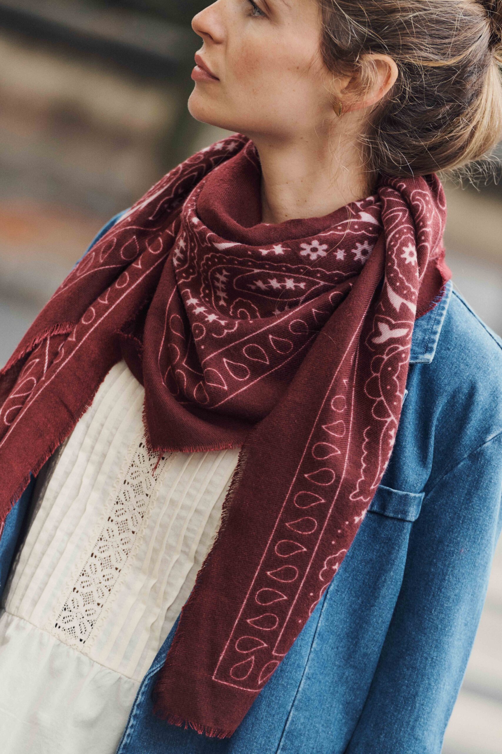 foulard-jude-bordeaux-sahoma-2 Foulard rouge bordeaux effet pashmina doux | motifs bandana-cahemire | Sahoma