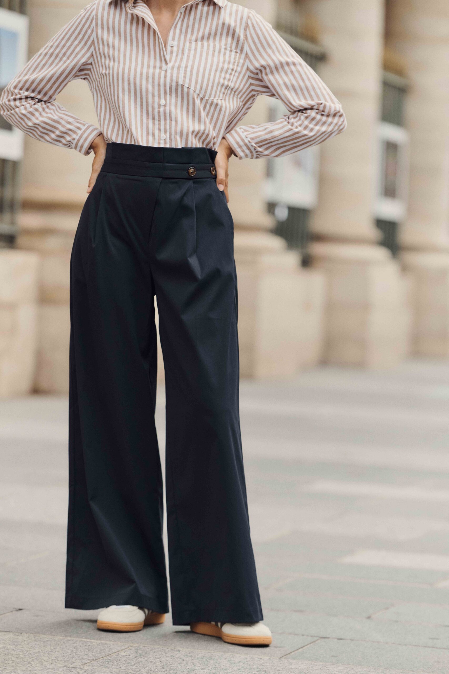 Pantalon femme bleu marine | coupe large fluide | taille haute à pinces | Sahoma