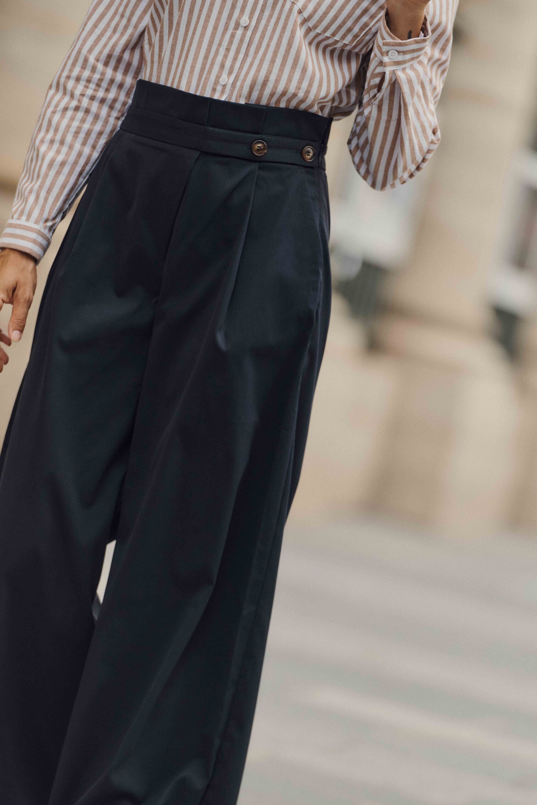 pantalon-many-marine-sahoma-00002 Pantalon femme bleu marine | coupe large fluide | taille haute à pinces | Sahoma