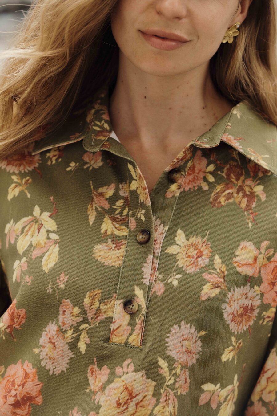 Robe courte en jean 100% coton vert kaki à imprimé fleuri maxi rose et jaune | casual chic | Sahoma