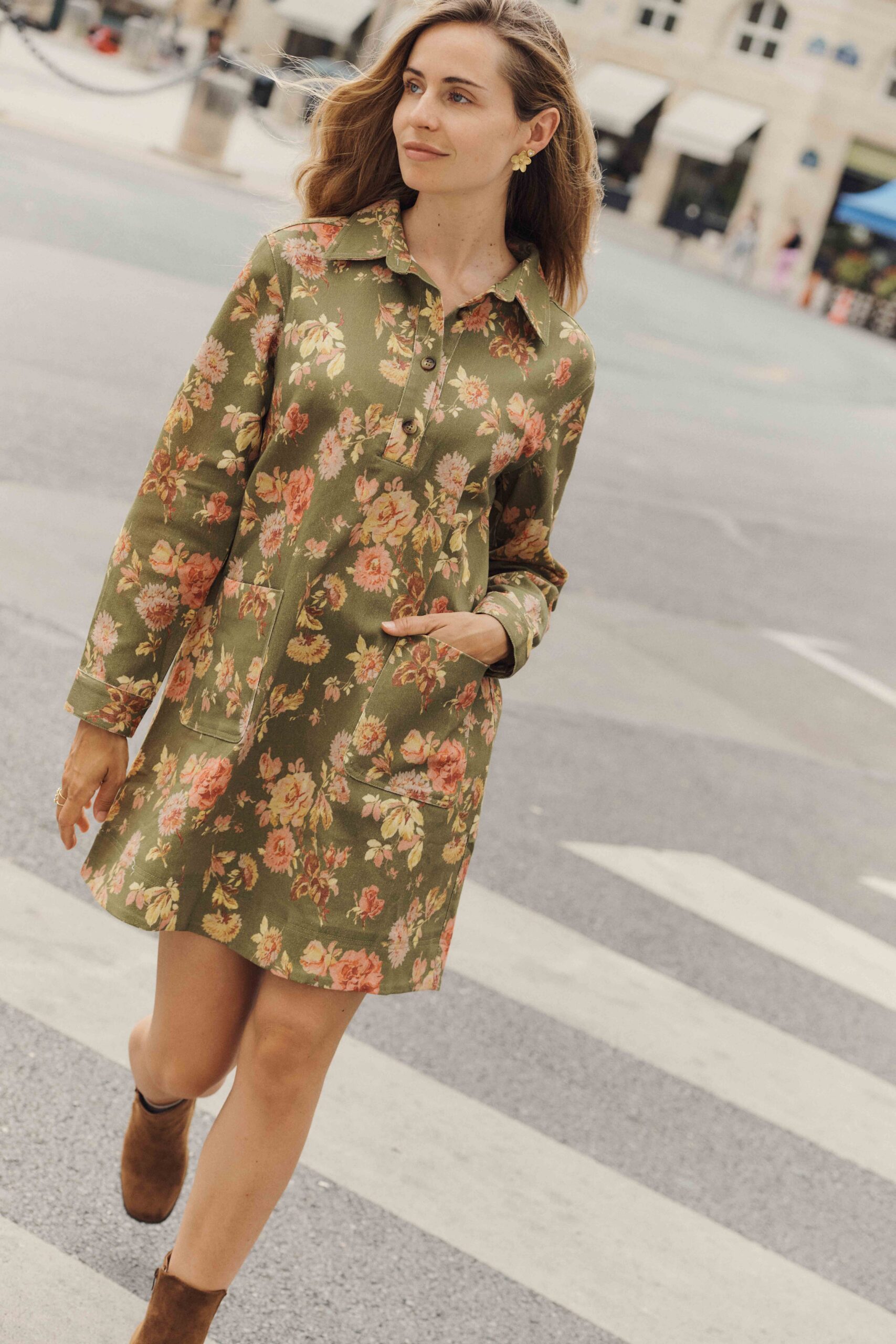 robe-alois-kaki-sahoma-1 Robe courte en jean 100% coton vert kaki à imprimé fleuri maxi rose et jaune | casual chic | Sahoma