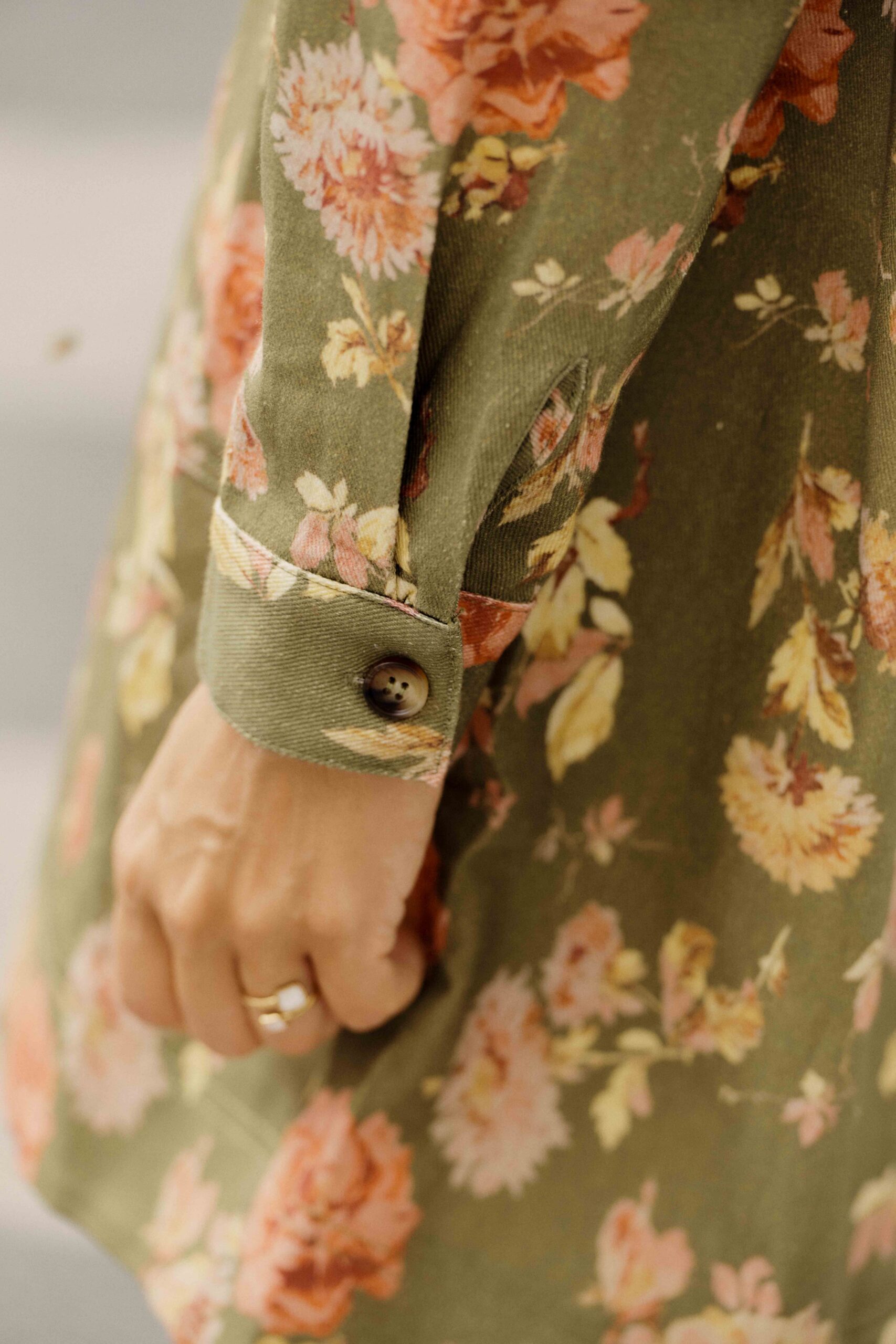robe-alois-kaki-sahoma-2 Robe courte en jean 100% coton vert kaki à imprimé fleuri maxi rose et jaune | casual chic | Sahoma