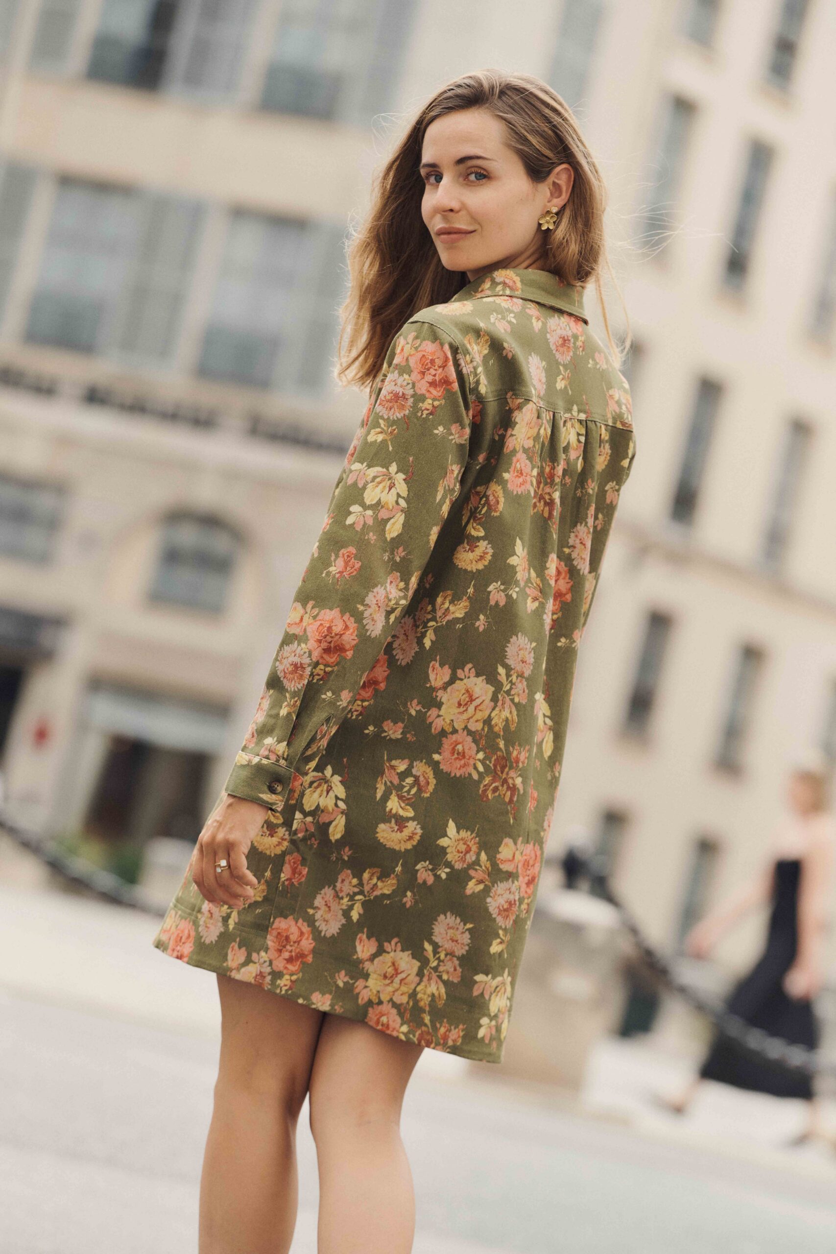 robe-alois-kaki-sahoma-3 Robe courte en jean 100% coton vert kaki à imprimé fleuri maxi rose et jaune | casual chic | Sahoma
