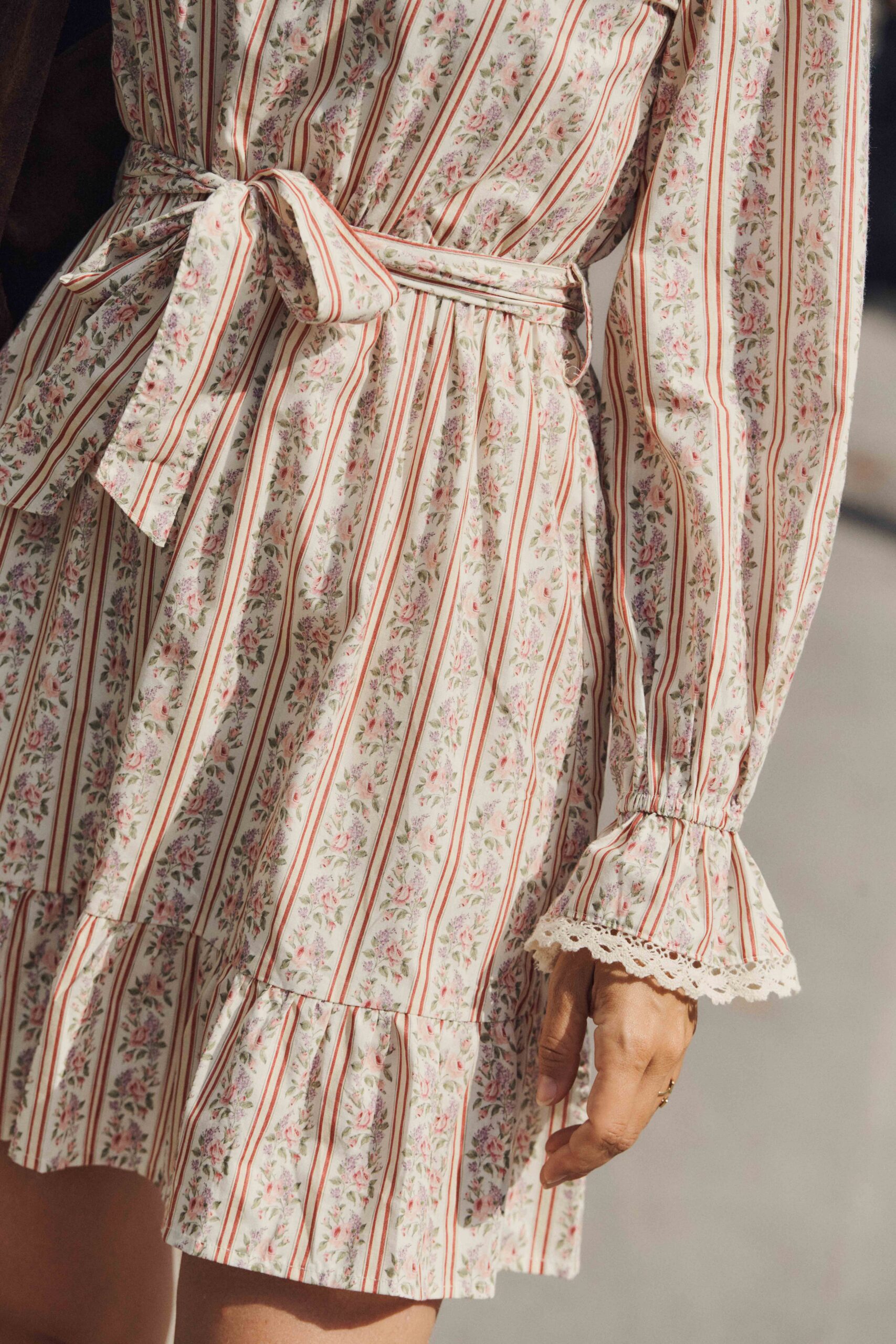 Robe femme courte beige imprimé fleuri à manches longues | col rond | Sahoma