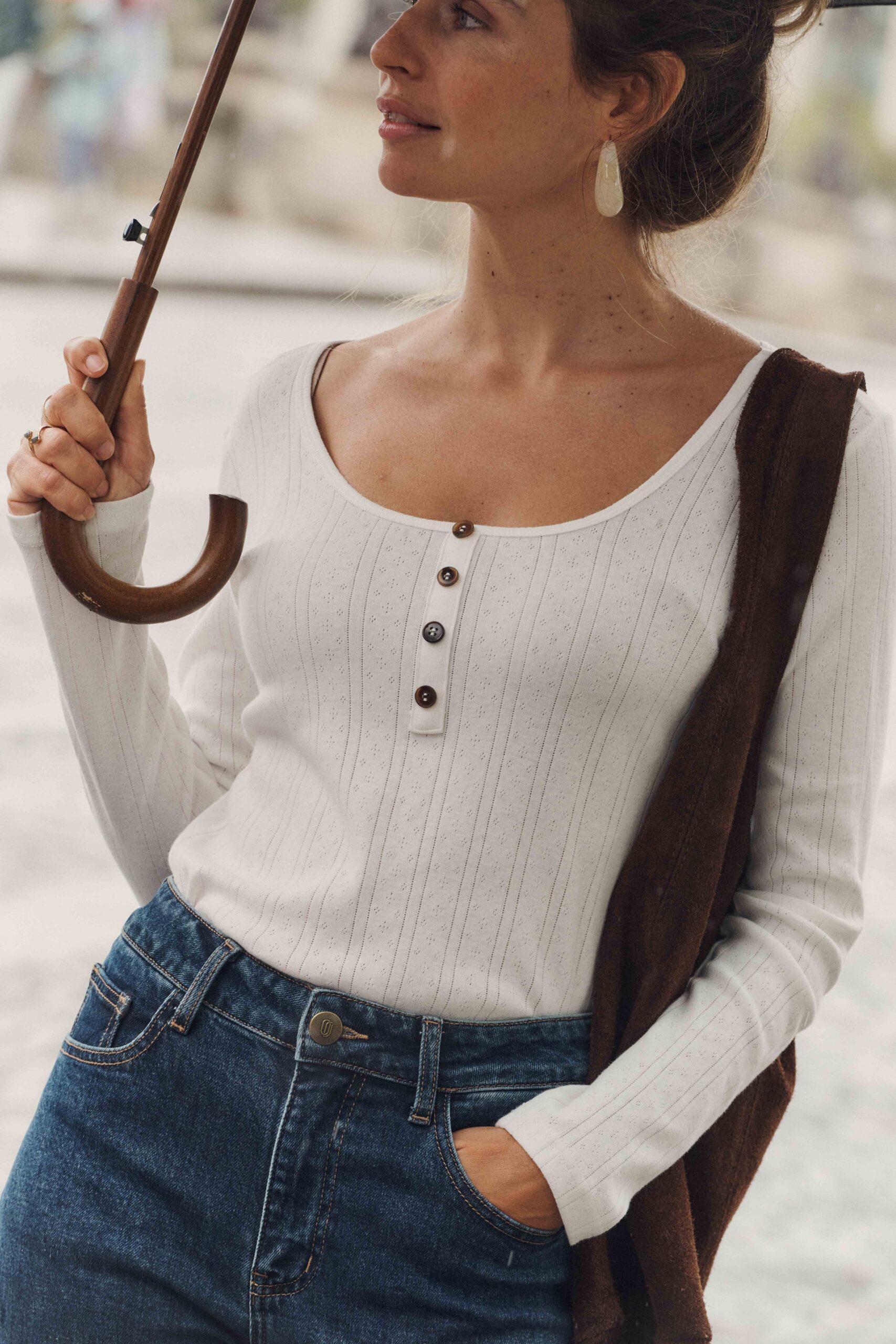 Top femme en maille côtelée ajourée blanche | basique à col rond et boutons | Sahoma
