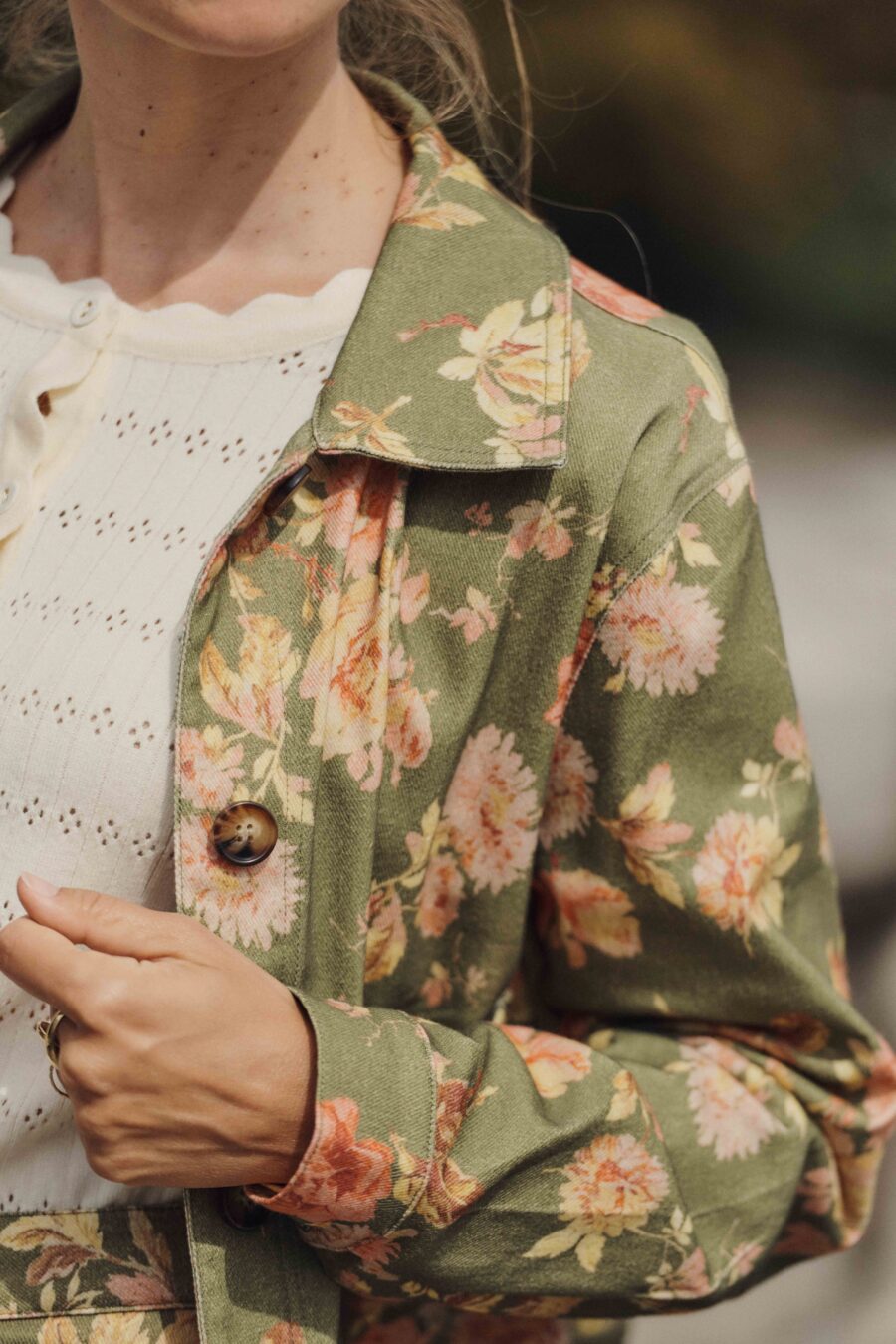 Sahoma | Veste Aloïs pour femme en jean imprimé fleuri maxi sur fond vert kaki à imprimé fleuri maxi rose et jaune | Coupe droite