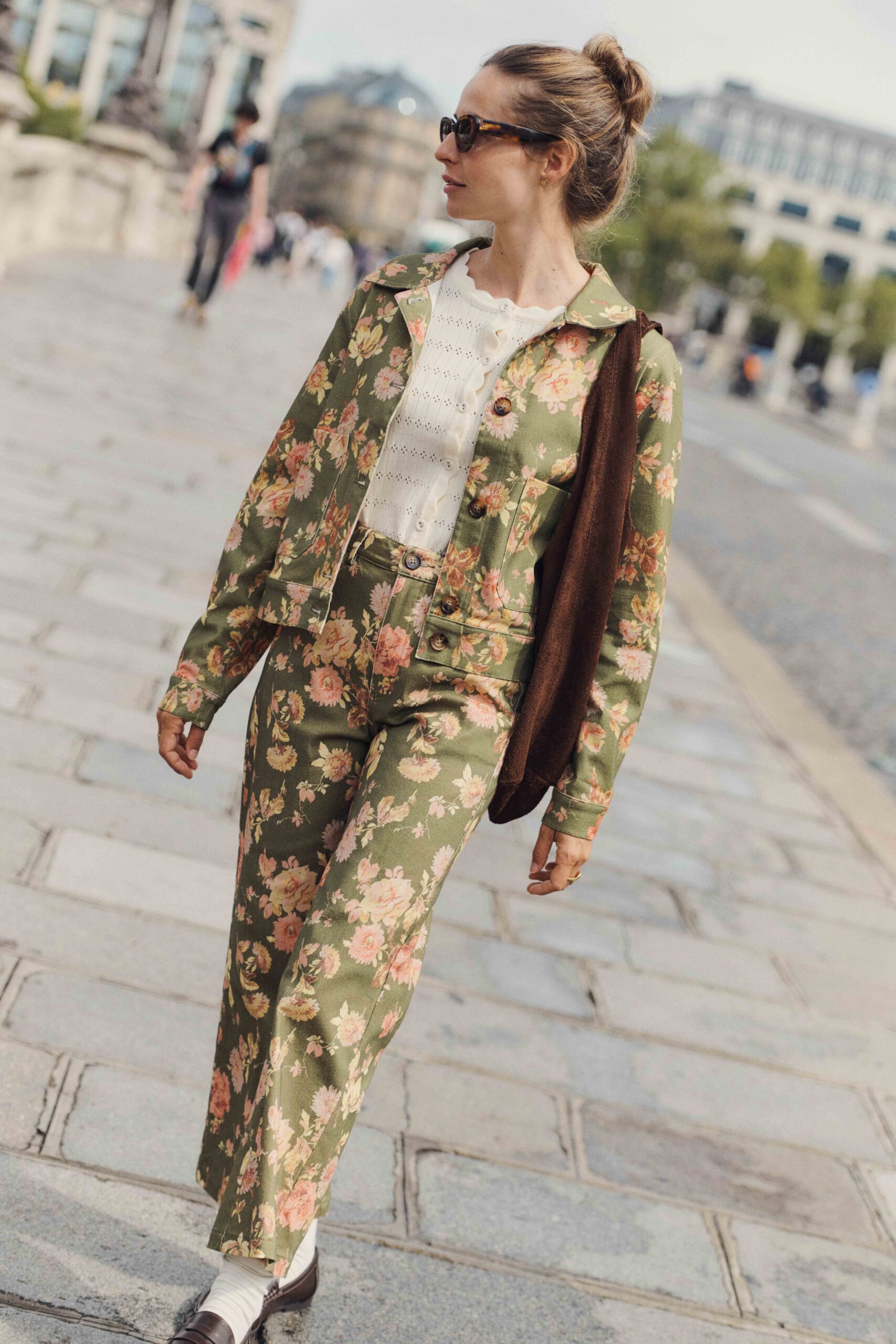 Sahoma | Veste Aloïs pour femme en jean imprimé fleuri maxi sur fond vert kaki à imprimé fleuri maxi rose et jaune | Coupe droite