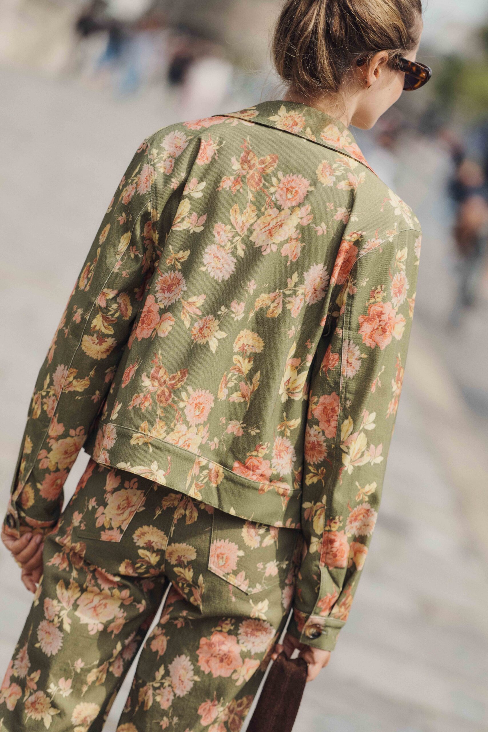veste-alois-kaki-sahoma-3 Sahoma | Veste Aloïs pour femme en jean imprimé fleuri maxi sur fond vert kaki à imprimé fleuri maxi rose et jaune | Coupe droite