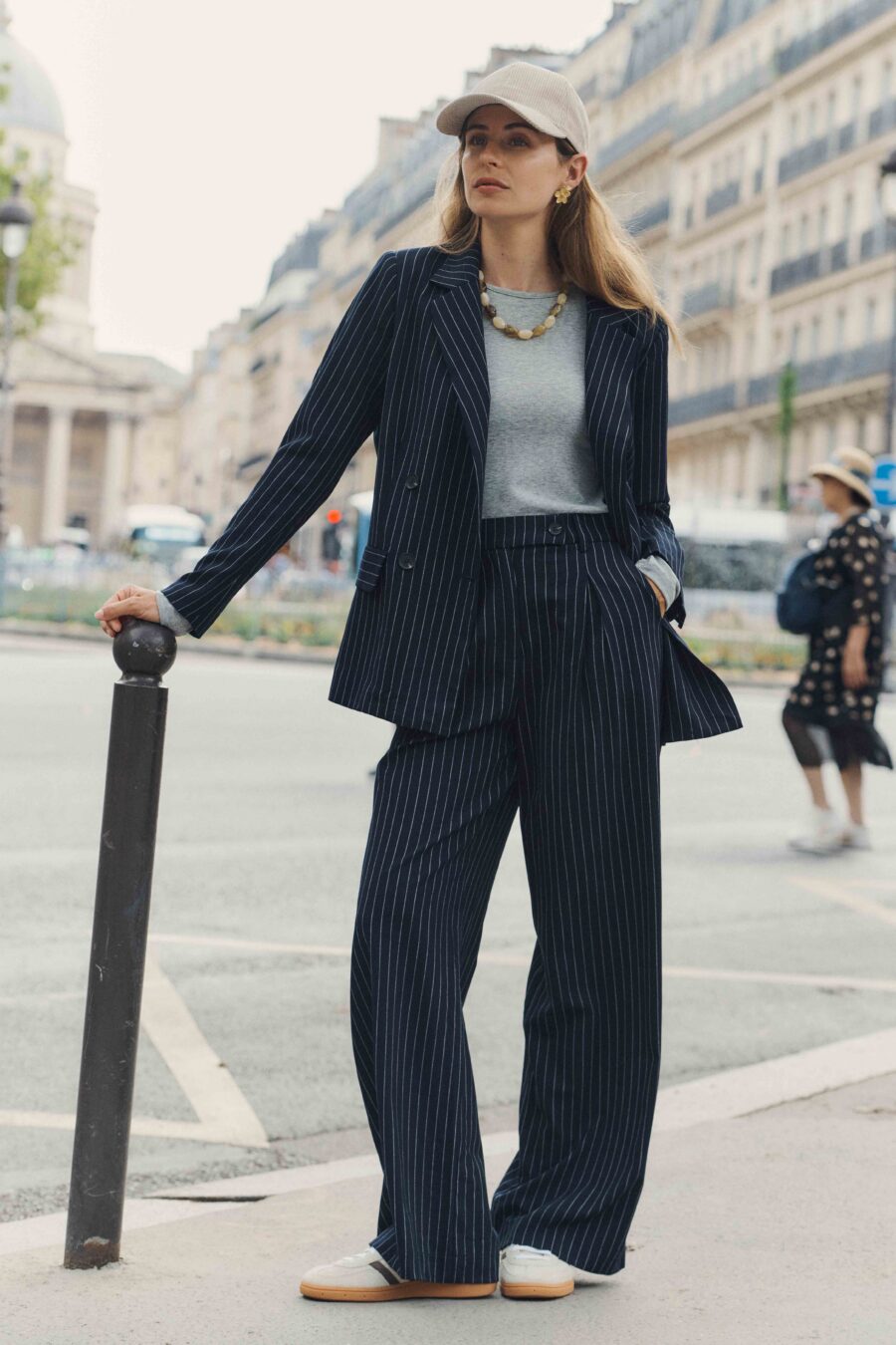 Veste blazer bleu marine pour femme à fines rayures | fermeture croisée | Sahoma