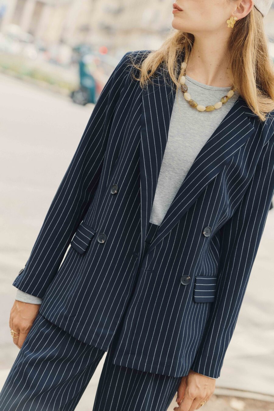 Veste blazer bleu marine pour femme à fines rayures | fermeture croisée | Sahoma