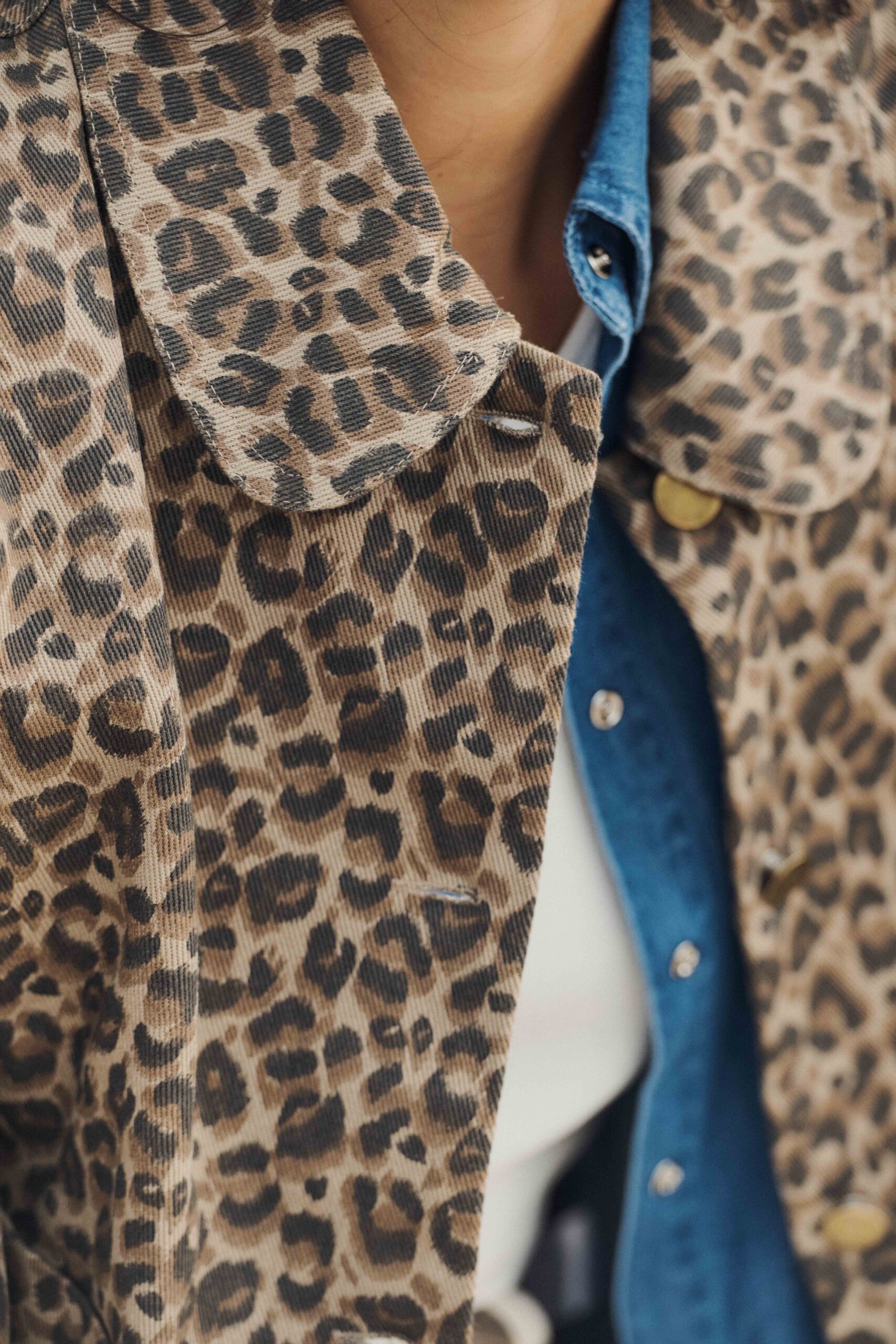 veste-maryse-leopard-sahoma-2 Veste femme en jean courte imprimé léopard - Coupe droite | Sahoma