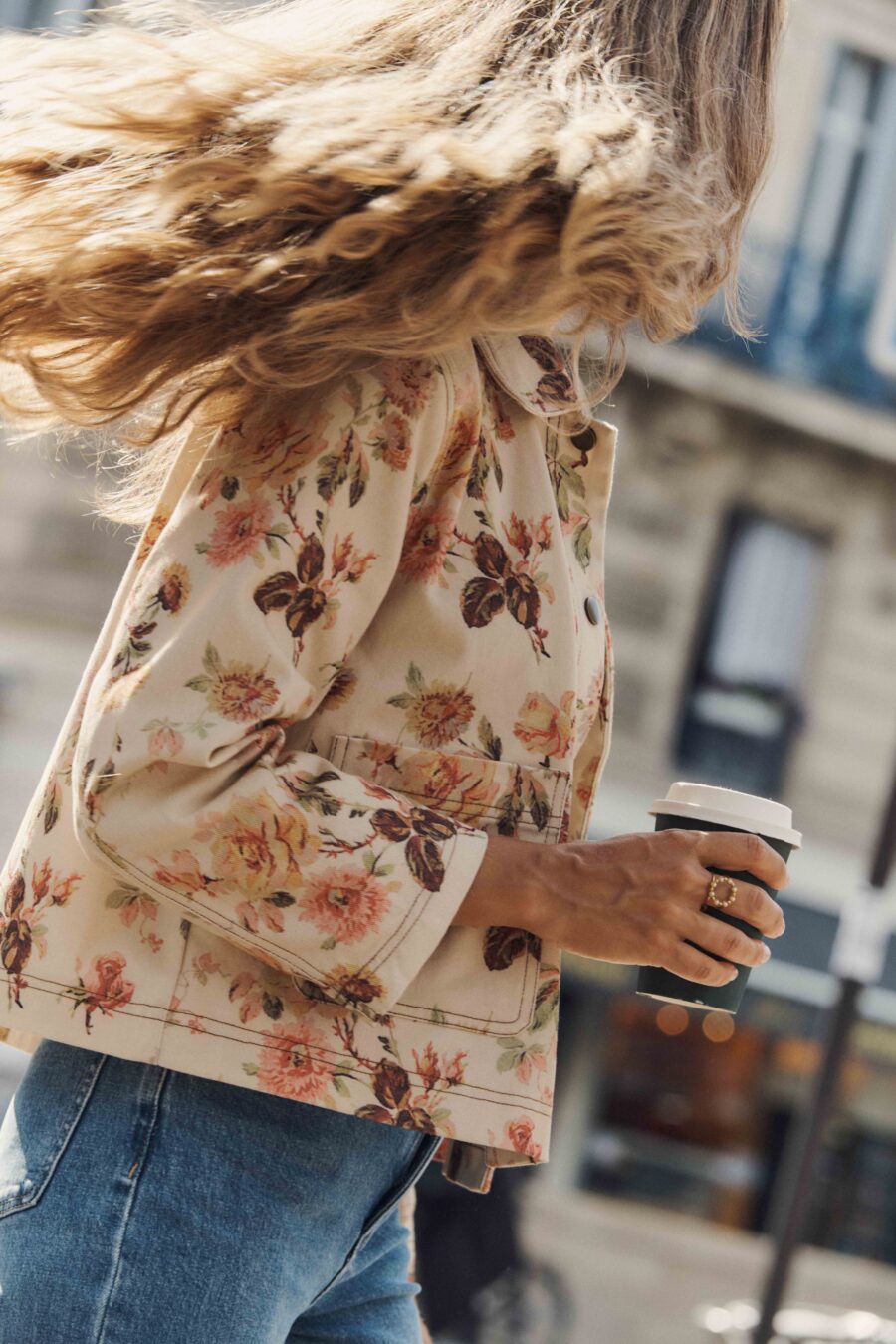 Veste femme en jean imprimé fleuri maxi sur fond beige | Coupe droite | Sahoma