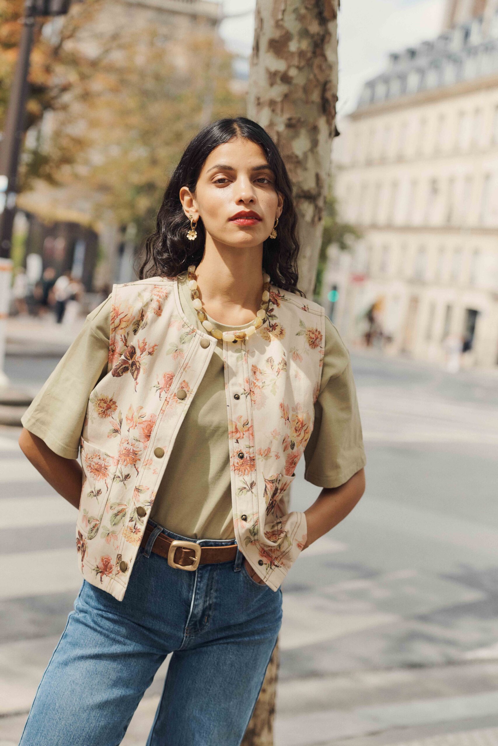 veste-rita-sans-manches-sahoma-00001 Veste femme en jean sans manches | fond beige imprimé fleuri maxi | col rond | Sahoma