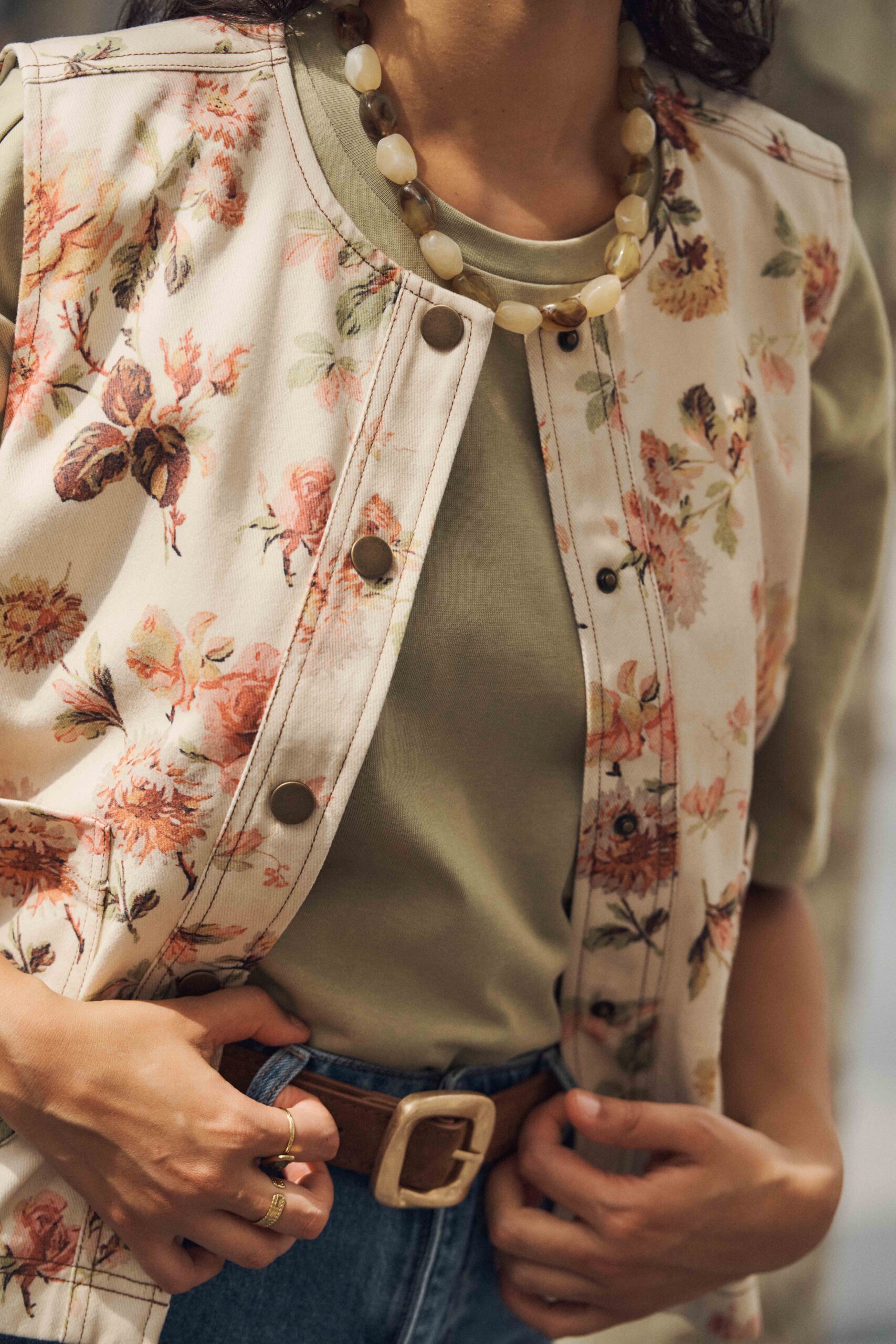 veste-rita-sans-manches-sahoma-00002 Veste femme en jean sans manches | fond beige imprimé fleuri maxi | col rond | Sahoma