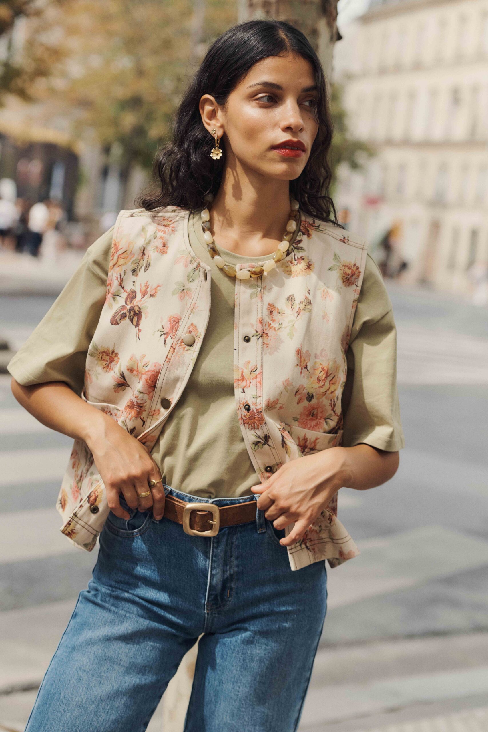 veste-rita-sans-manches-sahoma-00003 Veste femme en jean sans manches | fond beige imprimé fleuri maxi | col rond | Sahoma