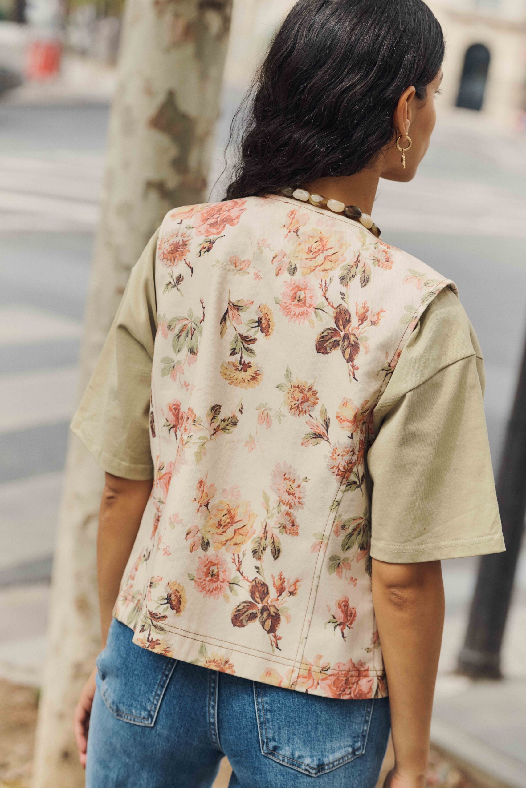 veste-rita-sans-manches-sahoma-00004 Veste femme en jean sans manches | fond beige imprimé fleuri maxi | col rond | Sahoma