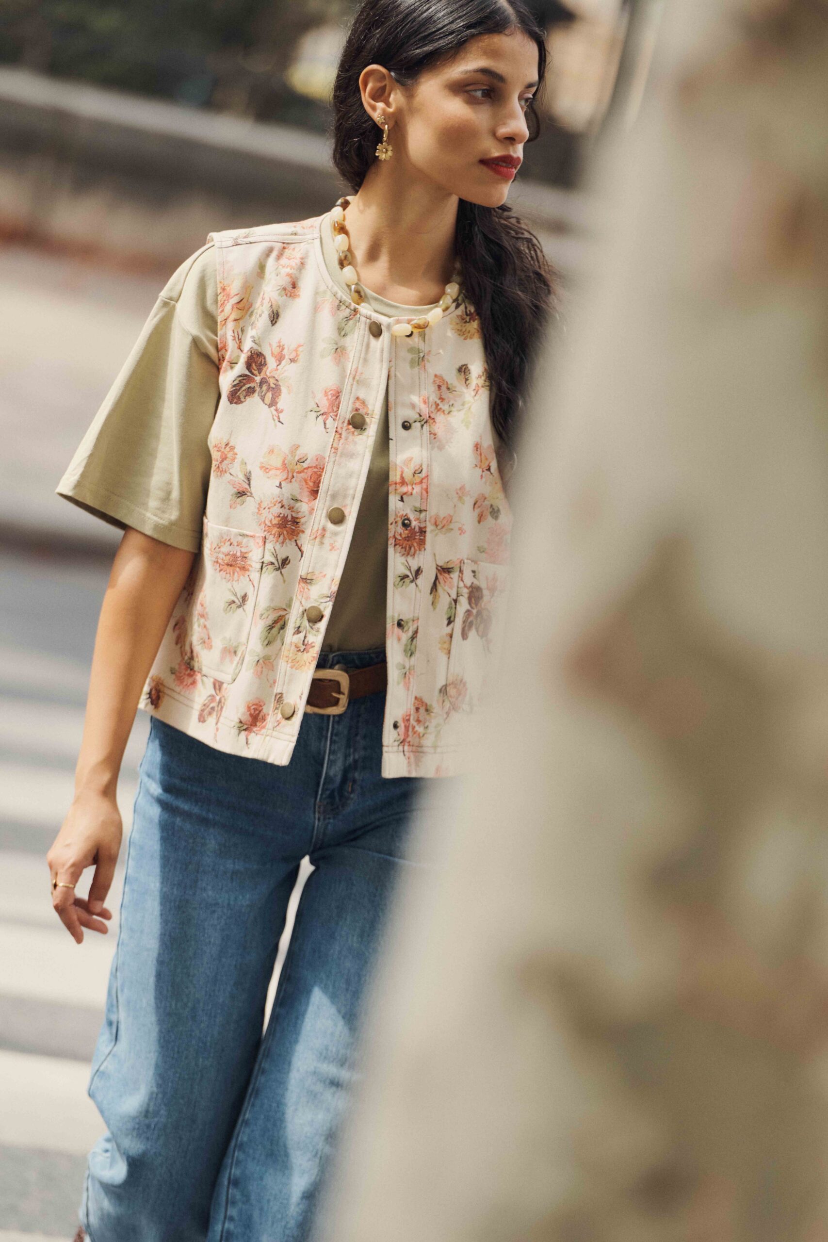 veste-rita-sans-manches-sahoma-00005 Veste femme en jean sans manches | fond beige imprimé fleuri maxi | col rond | Sahoma