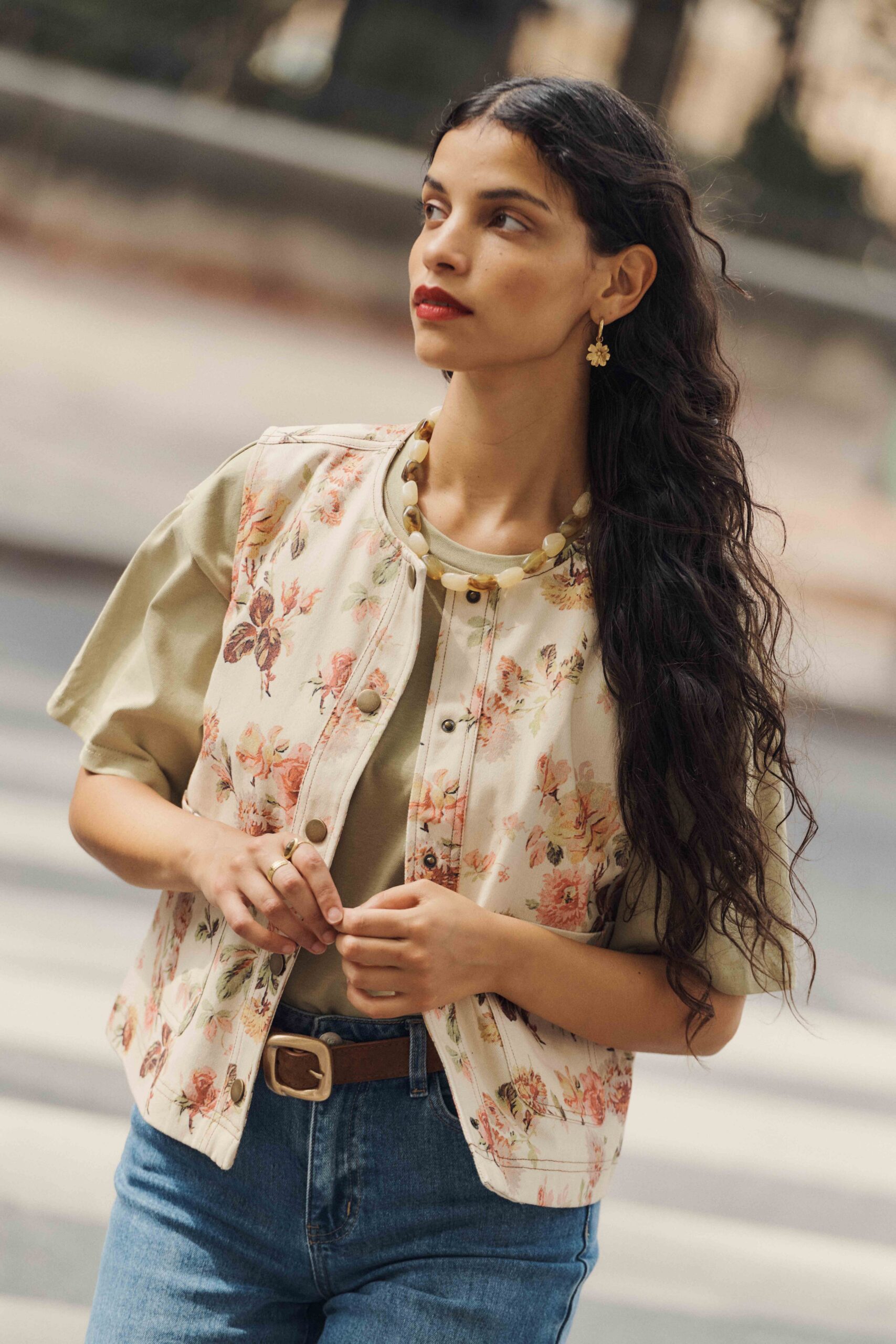 veste-rita-sans-manches-sahoma-00006 Veste femme en jean sans manches | fond beige imprimé fleuri maxi | col rond | Sahoma