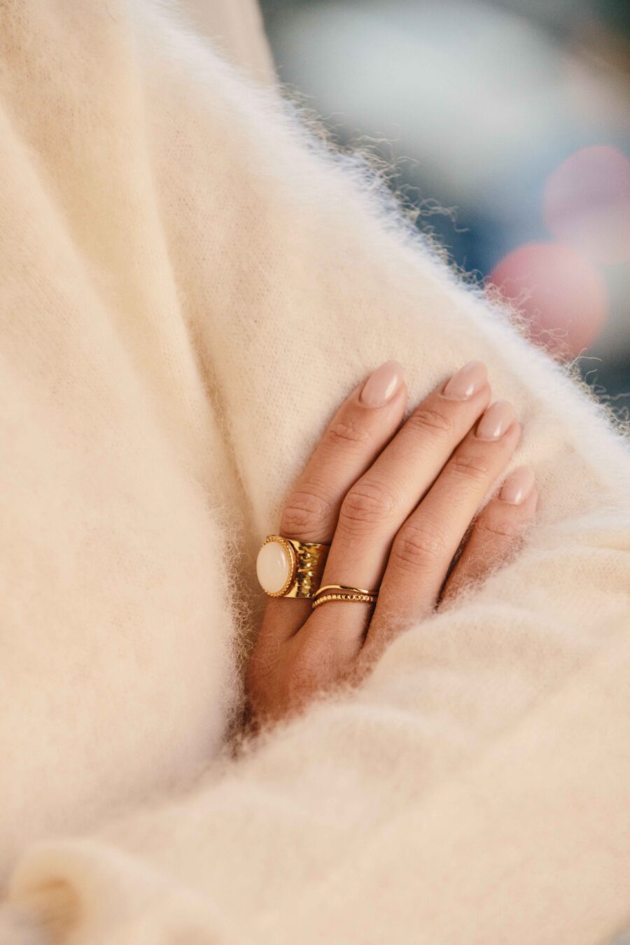 Bague Elva pour femme à anneau doré effet martelé avec pierre blanche effet | Élégante minimaliste | Sahoma