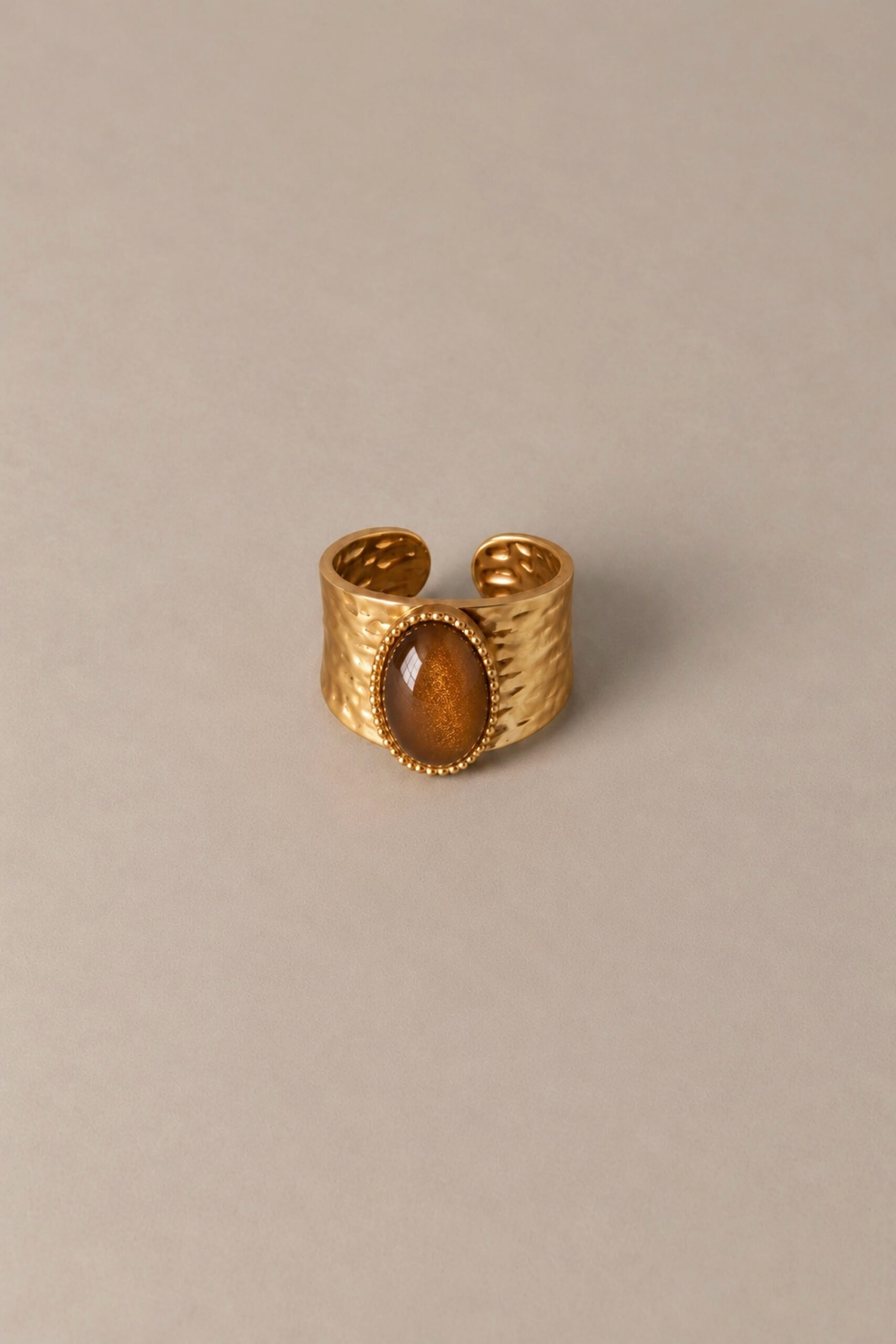 bague-elva-marron-packshot-sahoma- Bague dorée martelée à pierre ovale effet ambré | Sahoma