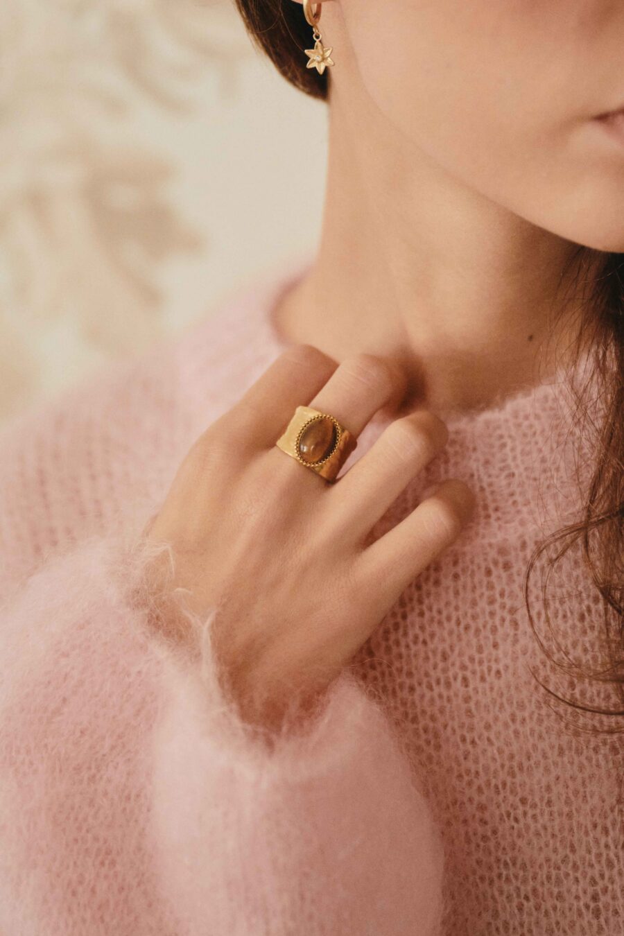 Bague dorée martelée à pierre ovale effet ambré | Sahoma
