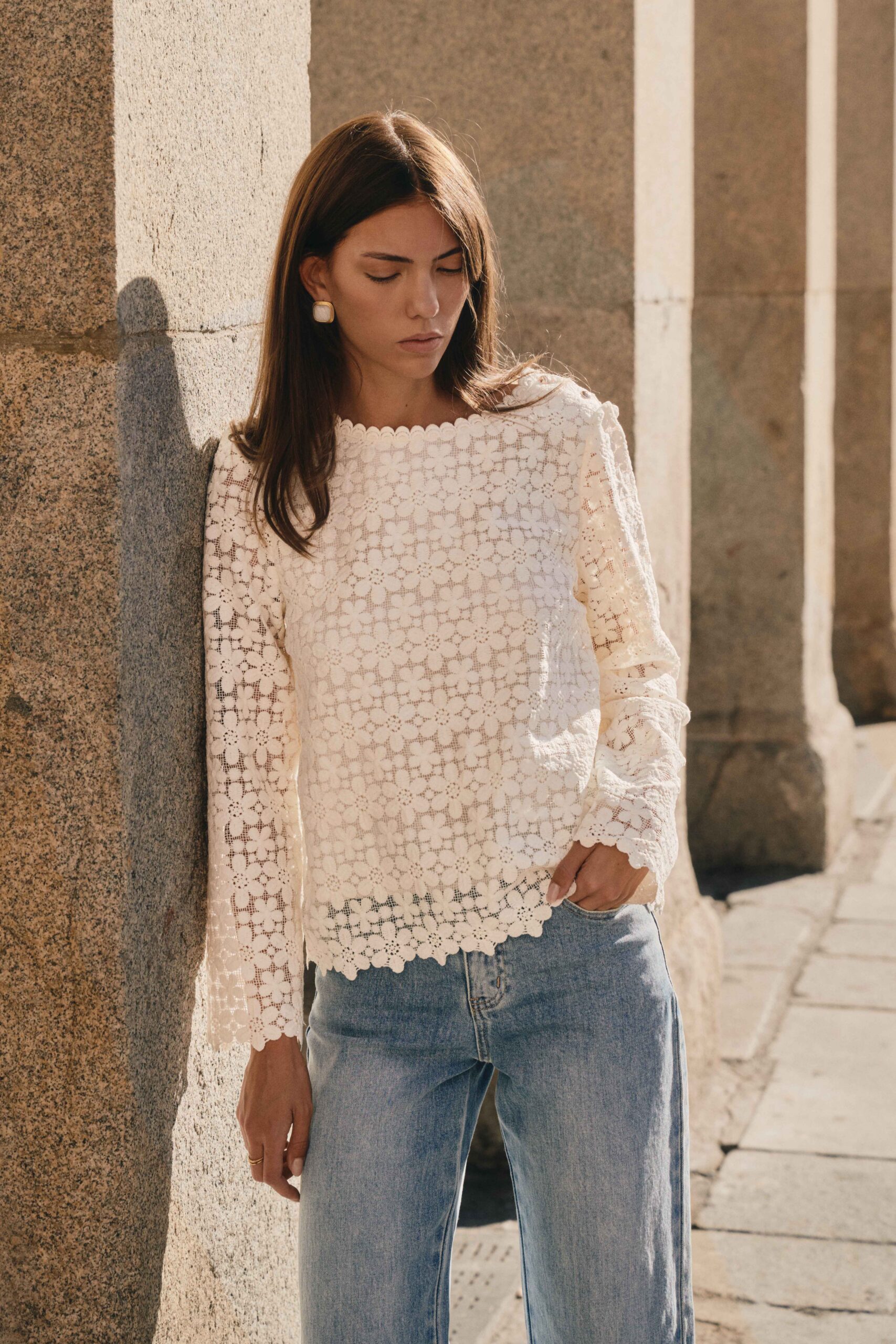 blouse-delia-blanche-sahoma-00001 Blouse femme blanche semi transparente à dentelle fleurie | col rond | Sahoma