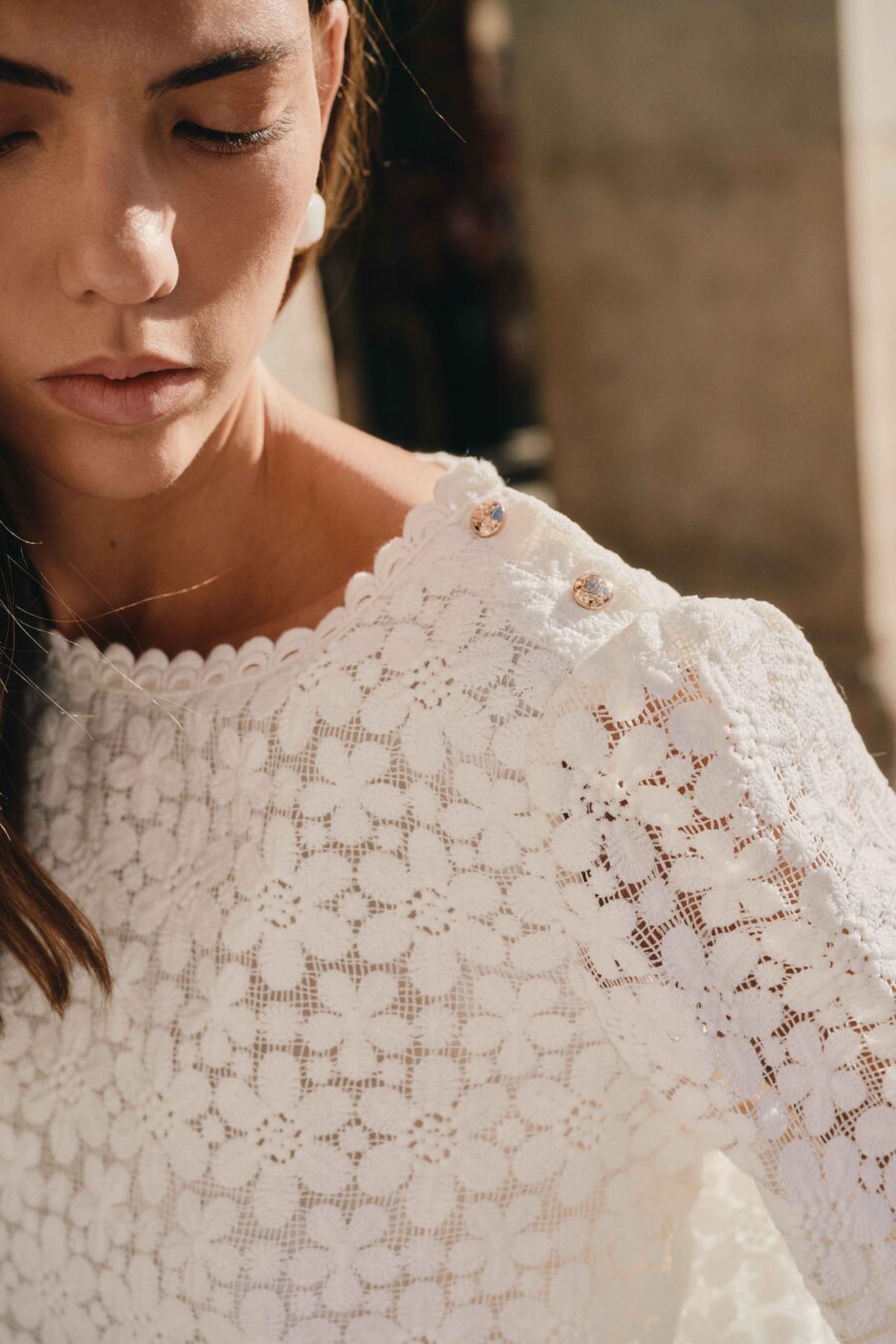 Blouse femme blanche semi transparente à dentelle fleurie | col rond | Sahoma