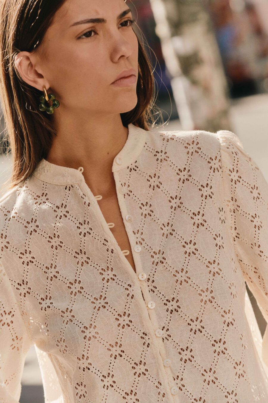 Blouse écrue fluide en maille ajourée à motifs fleuris | Sahoma