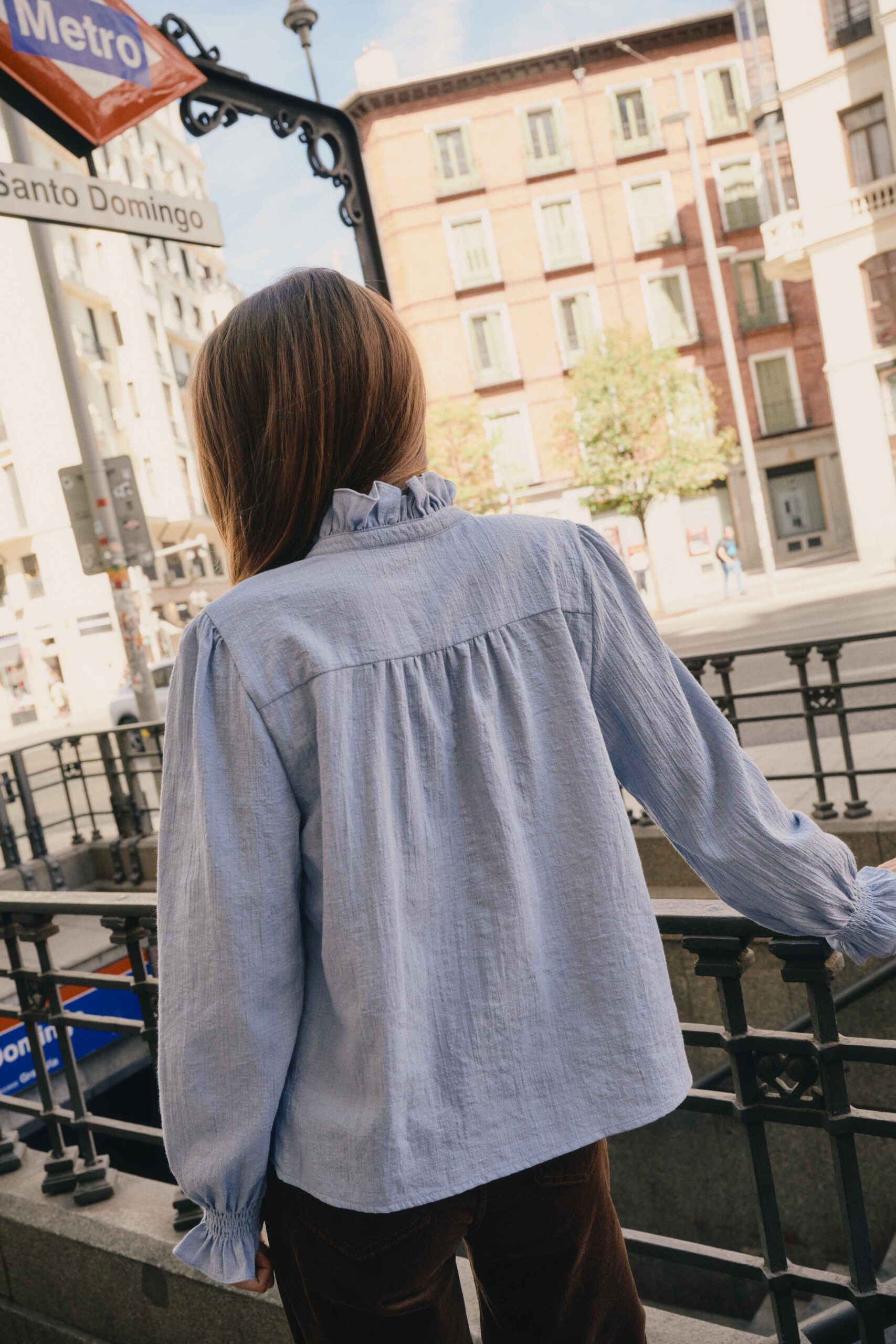 blouse-ysa-bleue-sahoma-00002 Blouse Ysa pour femme ample | bleu gris - col lavallière à nouer – casual chic | Sahoma