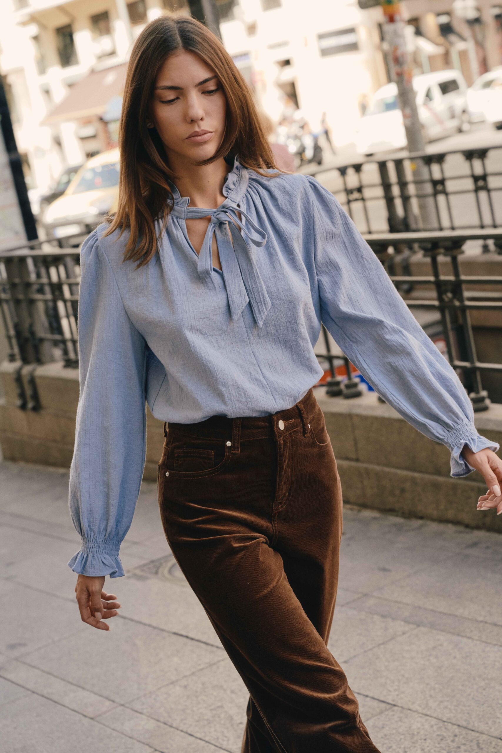 blouse-ysa-bleue-sahoma-00003 Blouse Ysa pour femme ample | bleu gris - col lavallière à nouer – casual chic | Sahoma