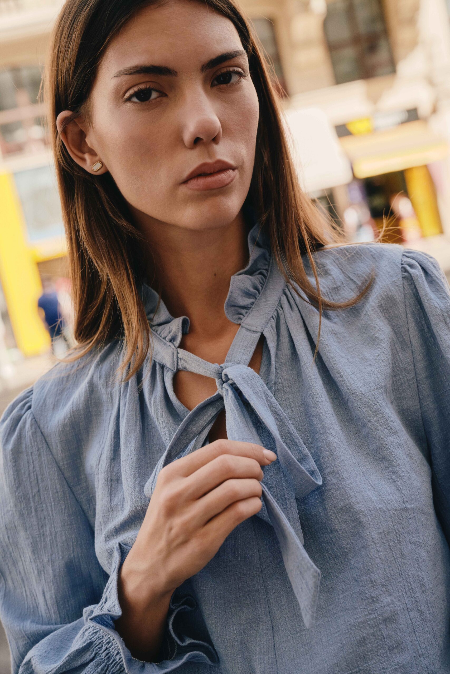 blouse-ysa-bleue-sahoma-00005 Blouse Ysa pour femme ample | bleu gris - col lavallière à nouer – casual chic | Sahoma