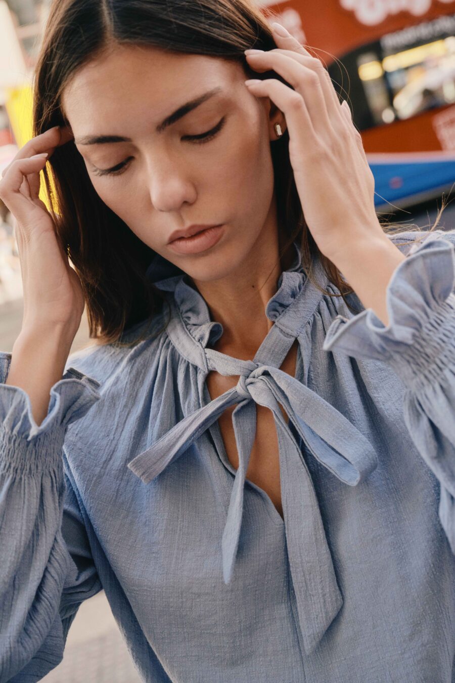 Blouse Ysa pour femme ample | bleu gris - col lavallière à nouer – casual chic | Sahoma