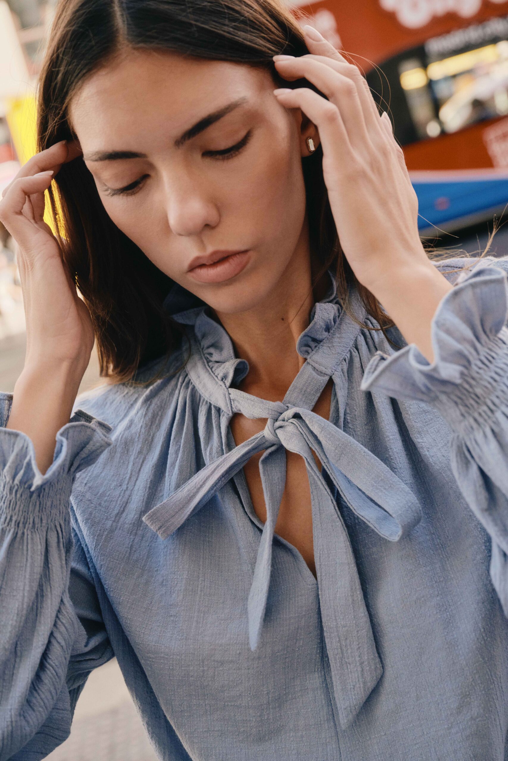 blouse-ysa-bleue-sahoma-2 Blouse Ysa pour femme ample | bleu gris - col lavallière à nouer – casual chic | Sahoma