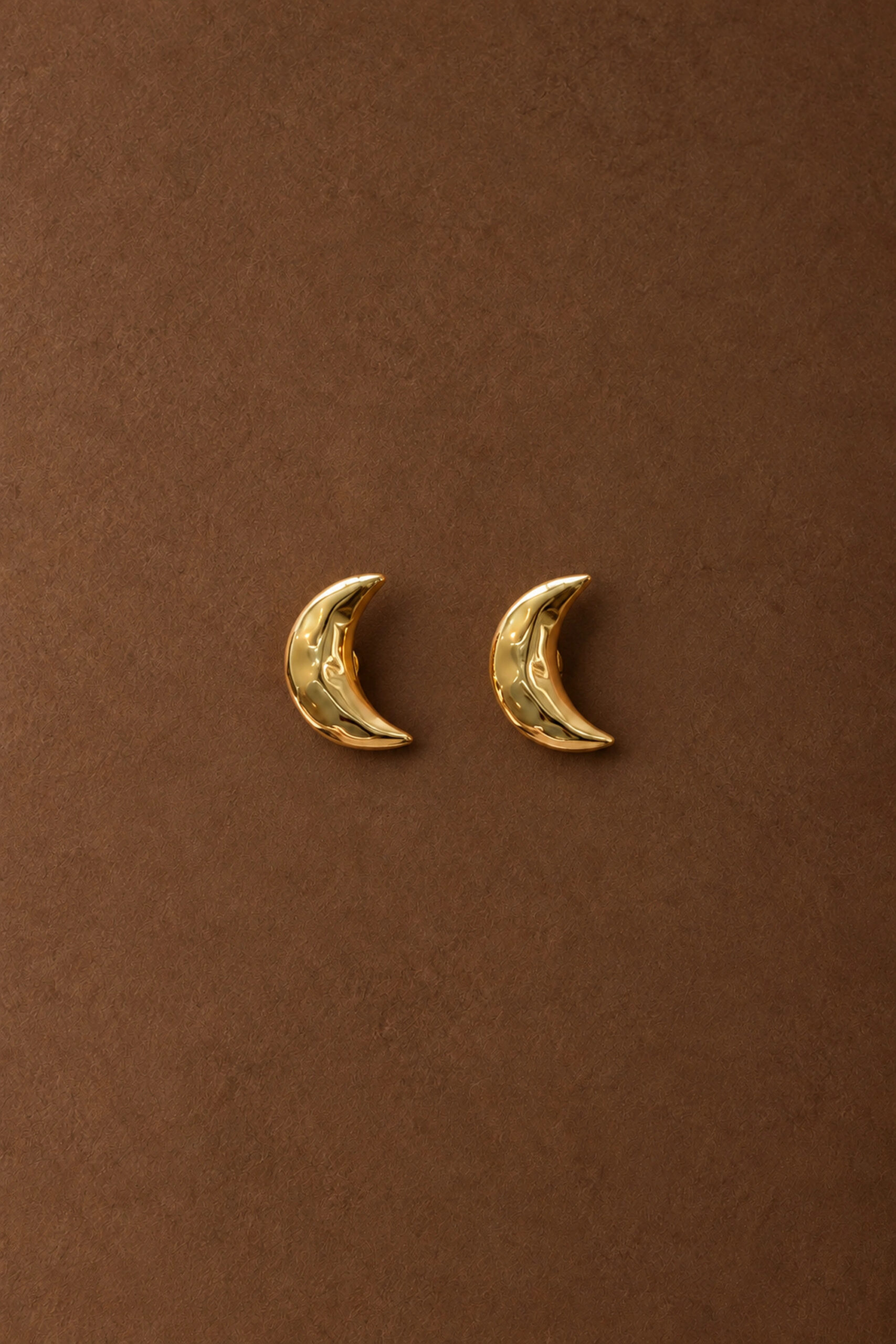 boucles-oreilles-alena-dorees-packshot-sahoma-1 Petites boucles d'oreilles dorées en forme de lune | Sahoma
