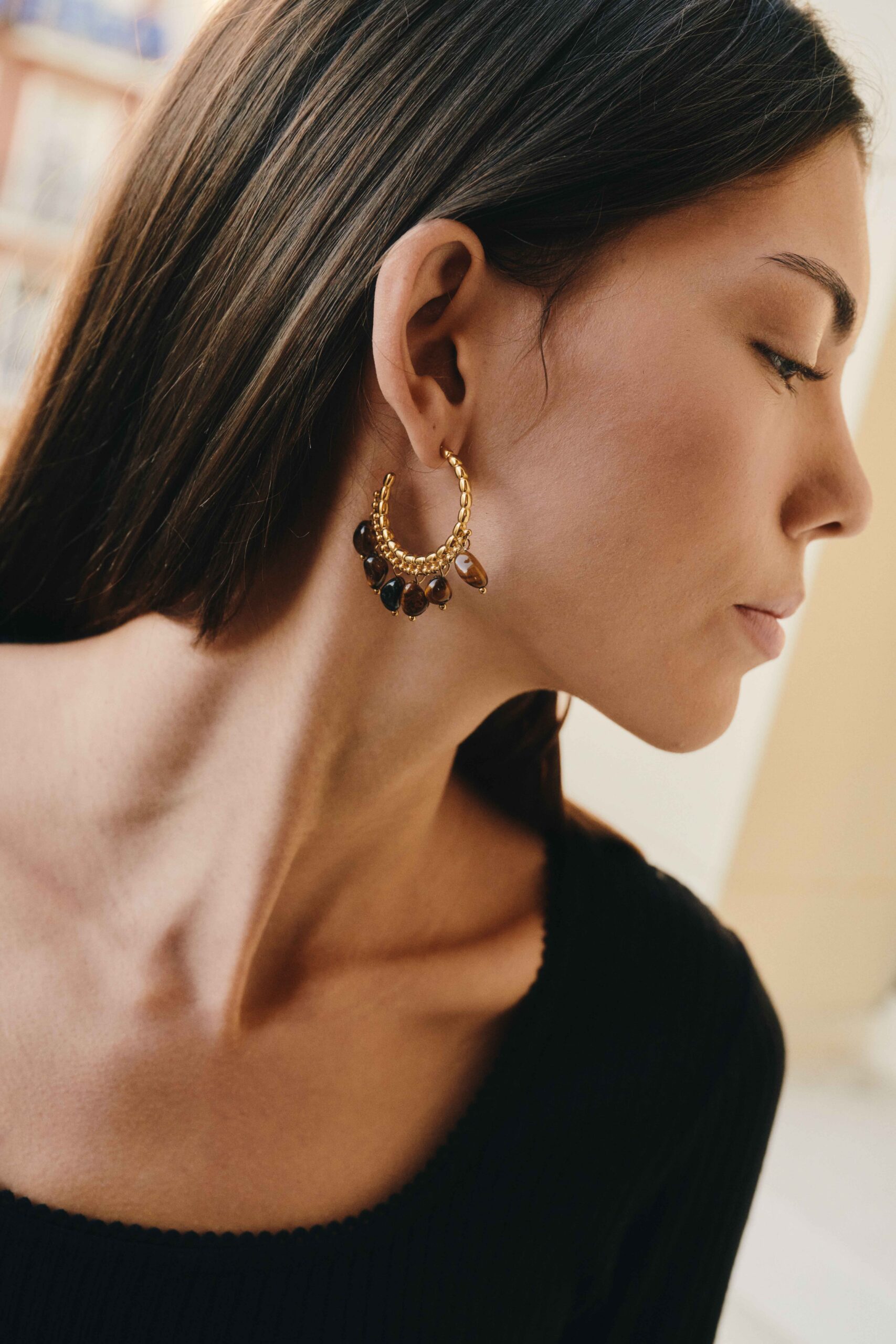 Boucles d'oreilles créoles dorées à perles marron | Sahoma