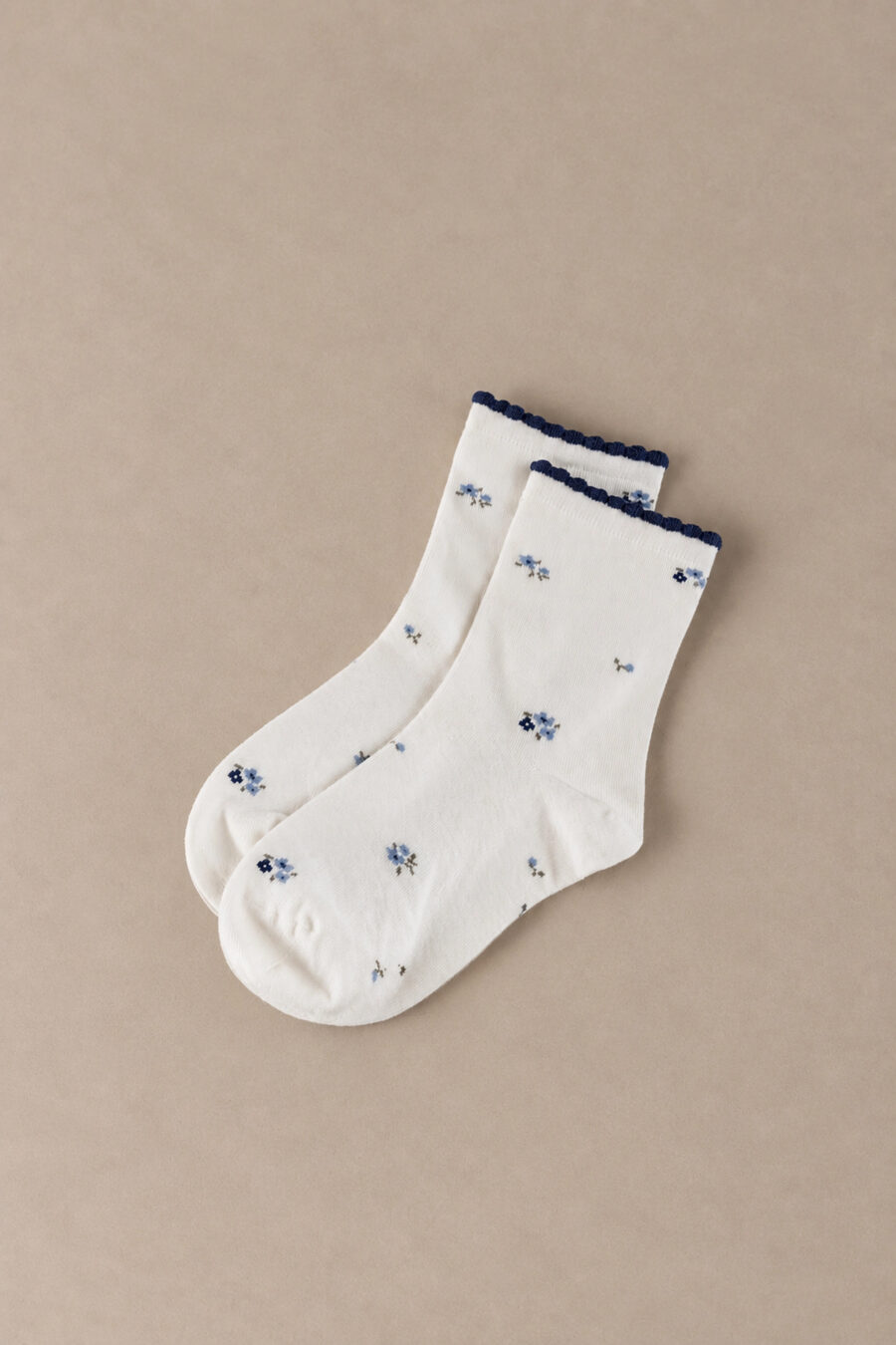 Chaussettes Linnéa courtes pour femme blanches à petites fleurs bleues | fines et douces | Sahoma